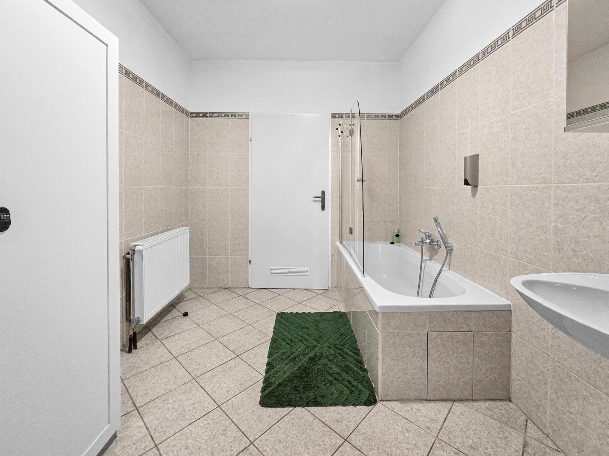 Spacious Three-bedroom, Three King-size Beds Apartment *