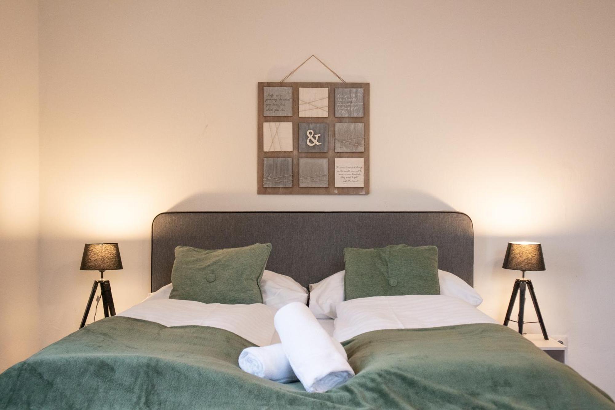 Affordable 2 Apts For 16p 4br Great For Families Apartment *