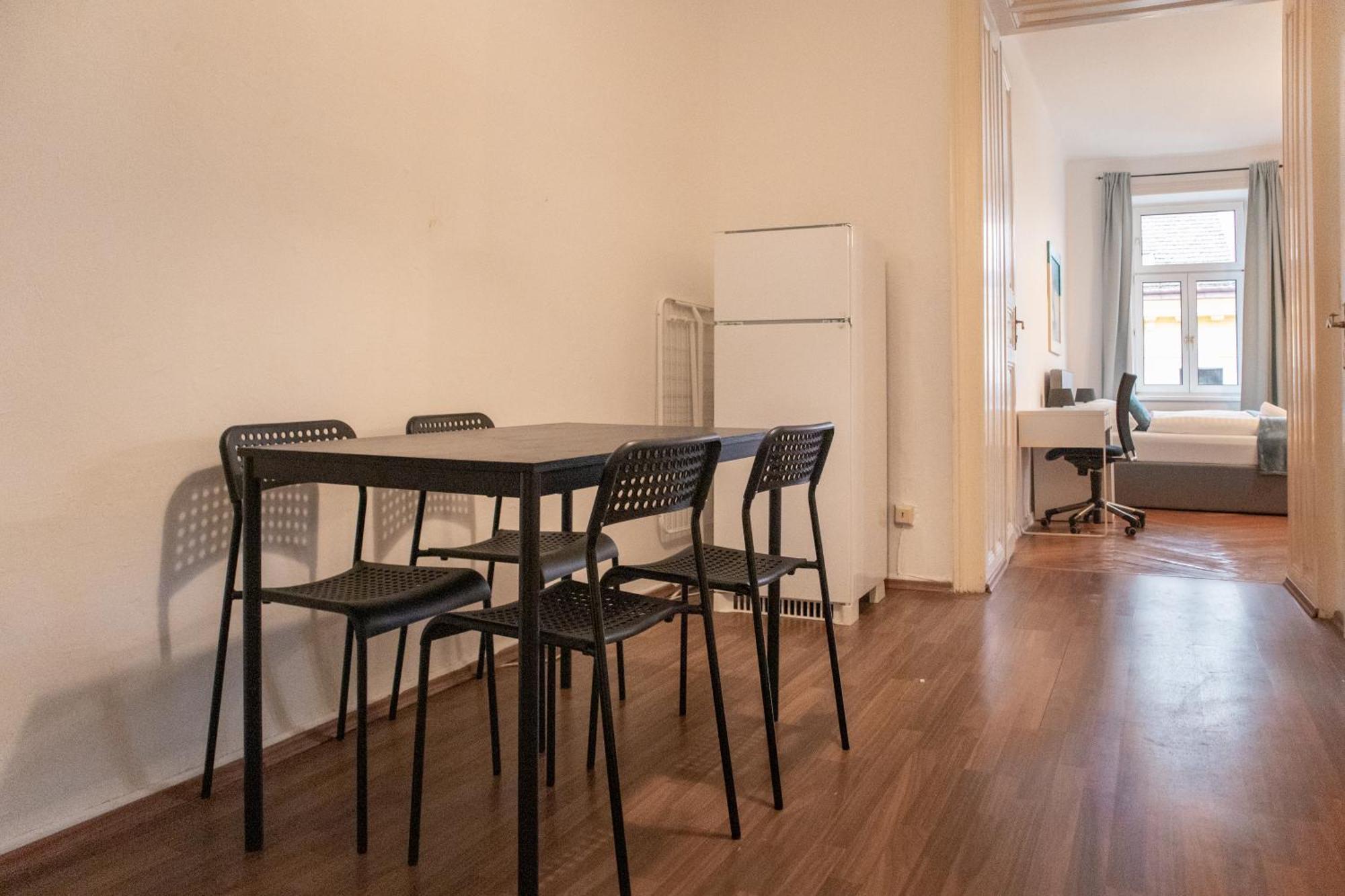 Affordable 2 Apts For 16p 4br Great For Families Vienna