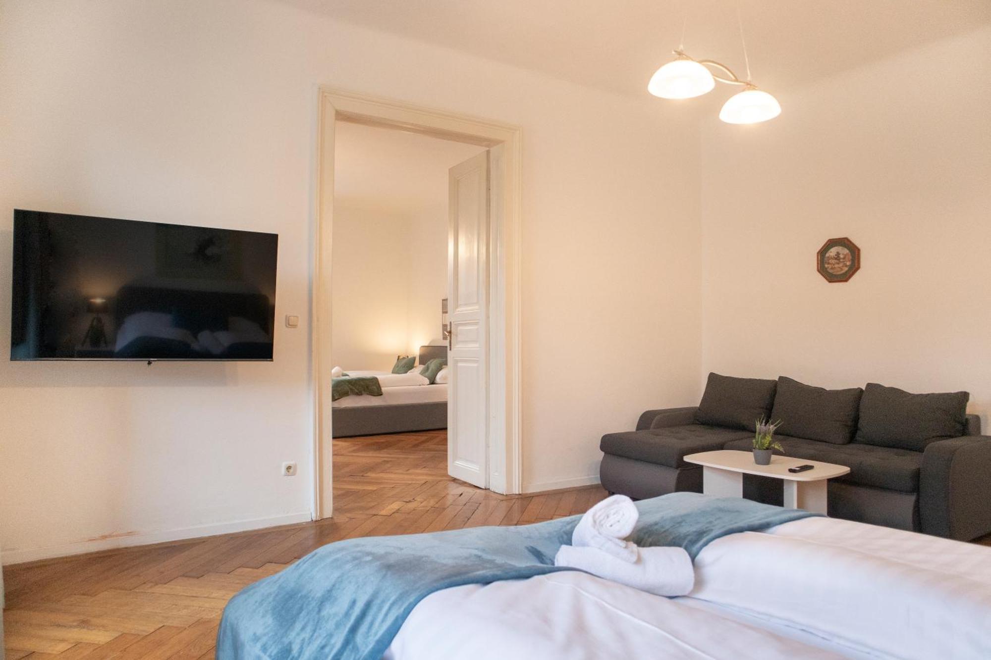 Affordable 2 Apts For 16p 4br Great For Families *