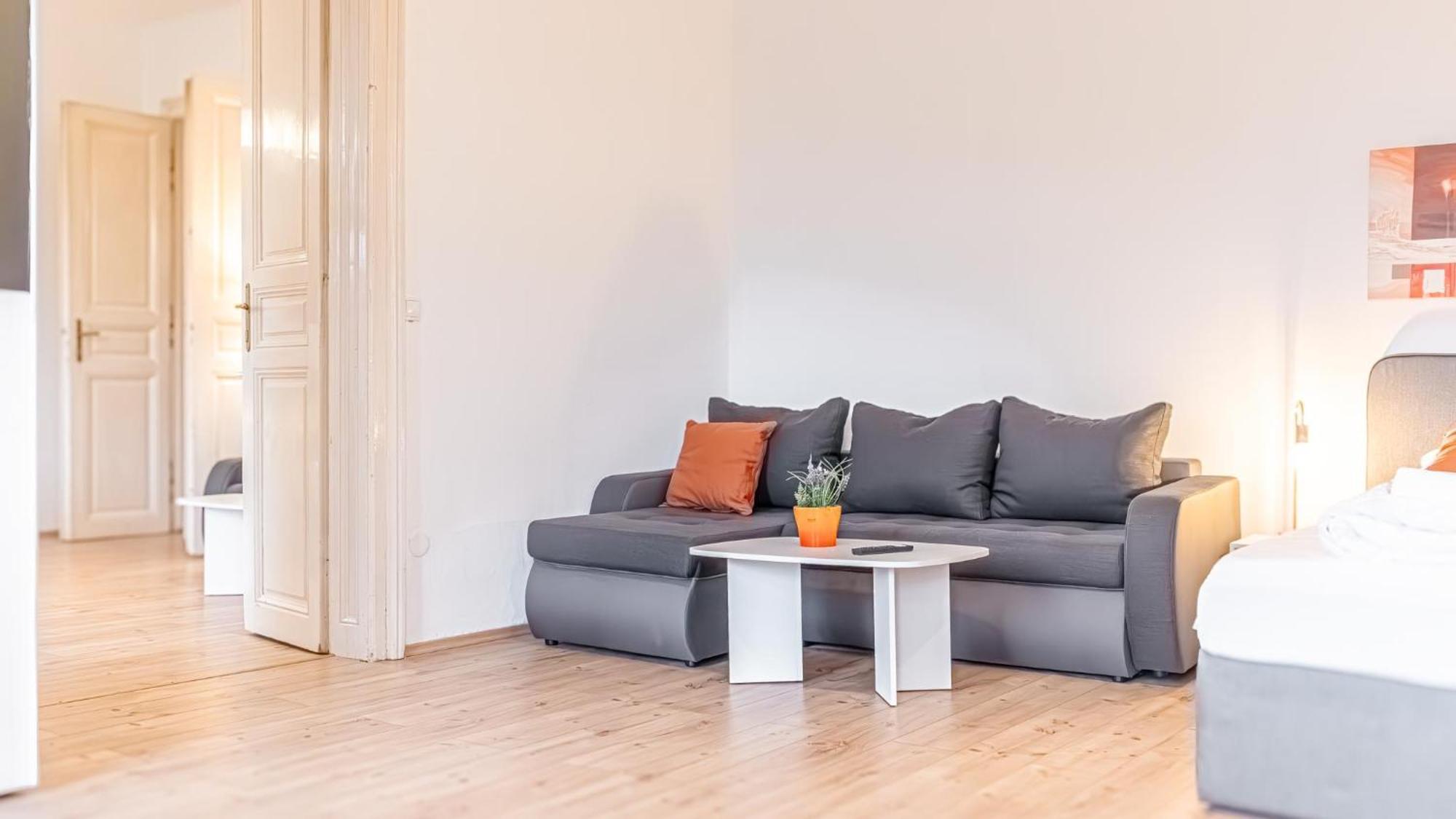 Affordable 2 Apts For 16p 4br Great For Families *