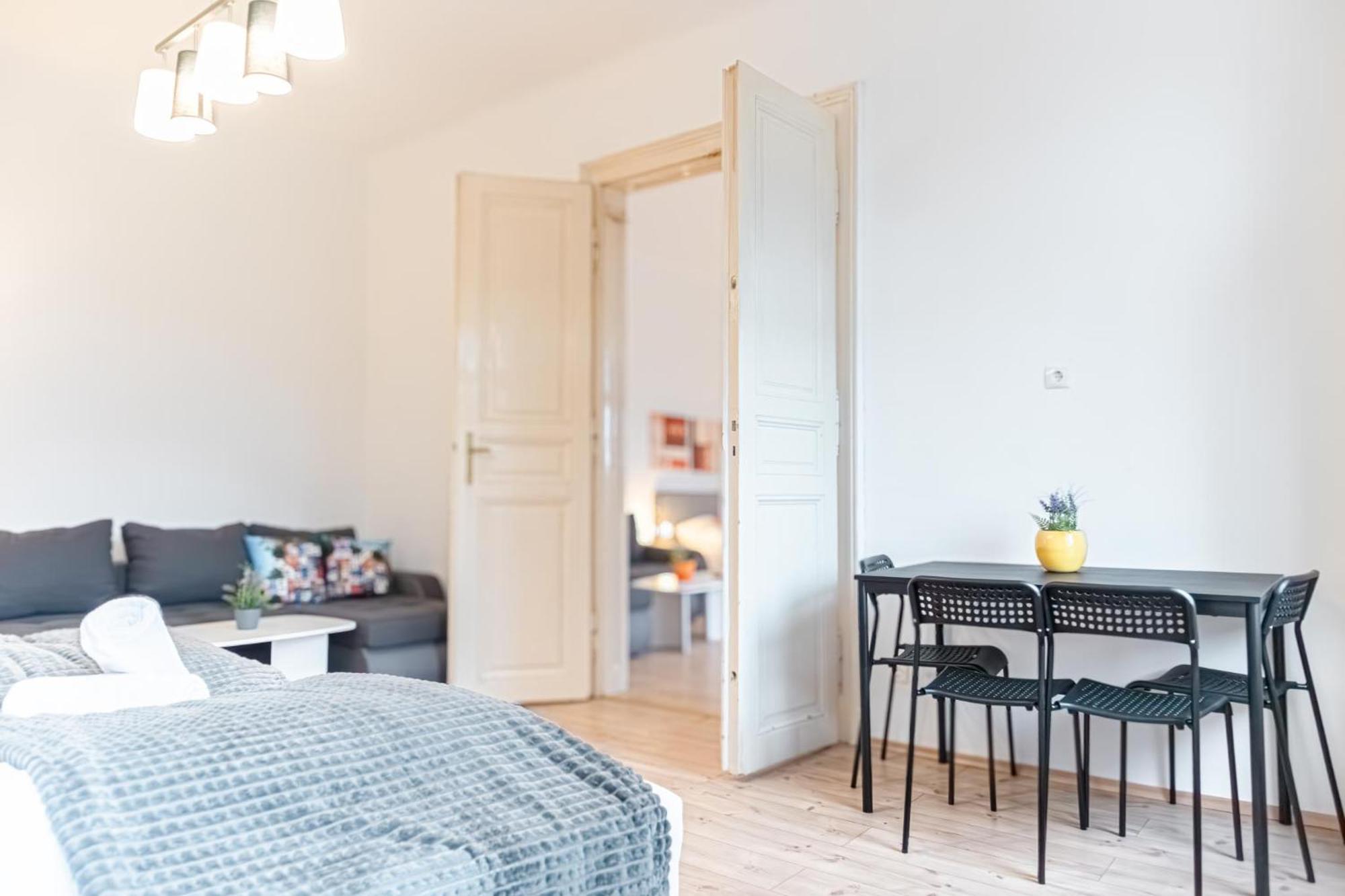 Apartment Affordable 2 Apts For 16p 4br Great For Families *