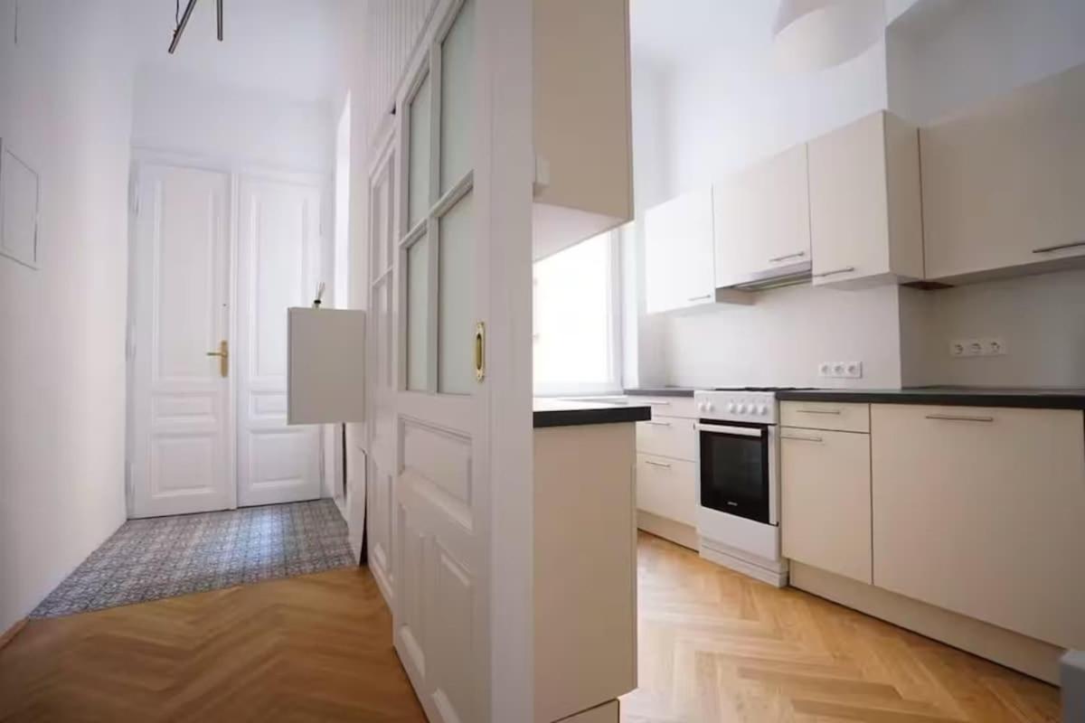 8 Minutes To Inner I 5 Min Walk To Metro I Wifi Apartment *
