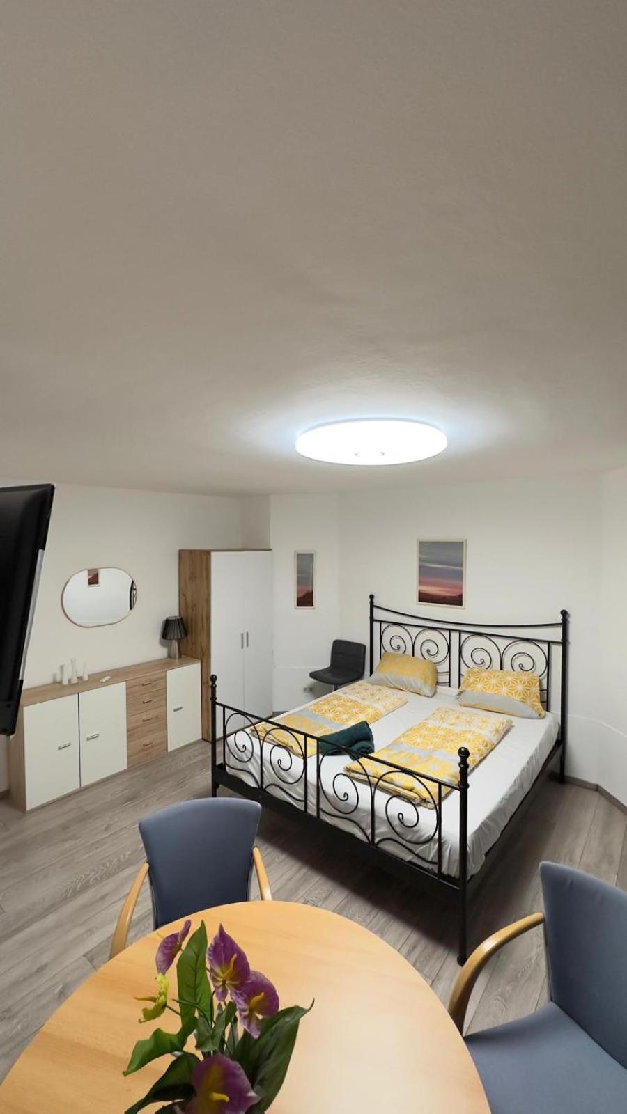 Exquisite In Shared With Garden & Parking Wien
