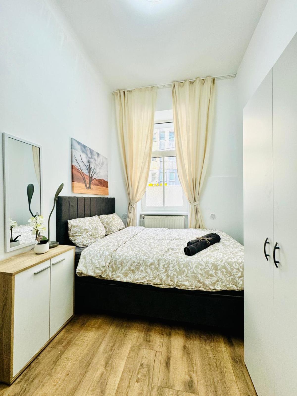Apartment 5br Apartment, Only 10min Walk To Matzleinsdorfer Platz Vienna