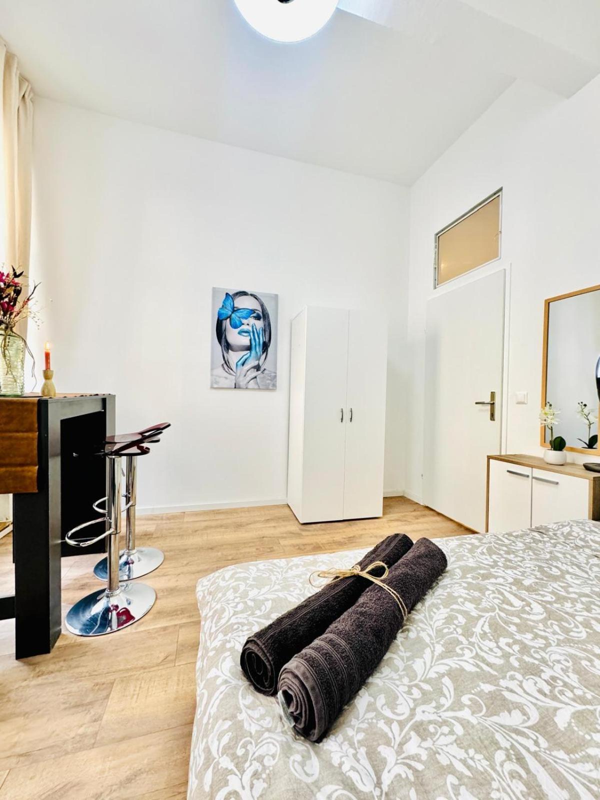 Apartment 5br Apartment, Only 10min Walk To Matzleinsdorfer Platz Vienna