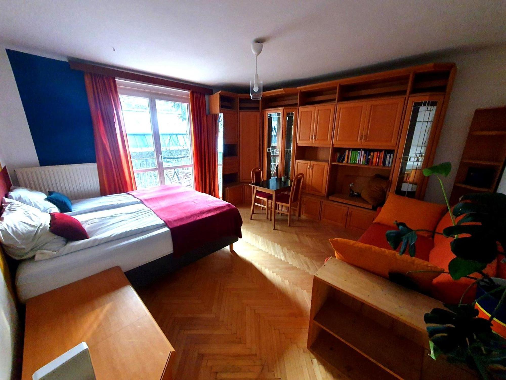 Wolfs Balkonruhe, Geraeumig S-bahn Krottenbach Homestay Vienna