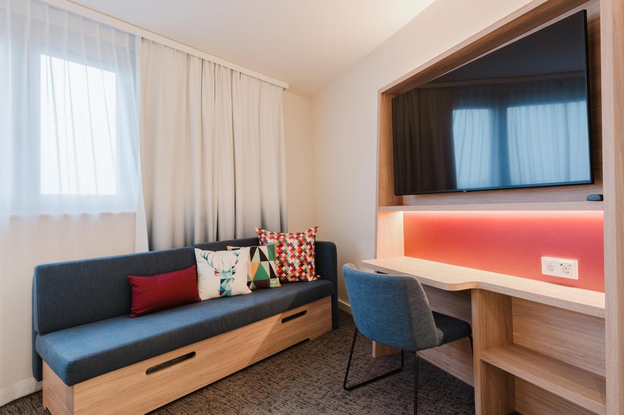 Hampton By Hilton West
