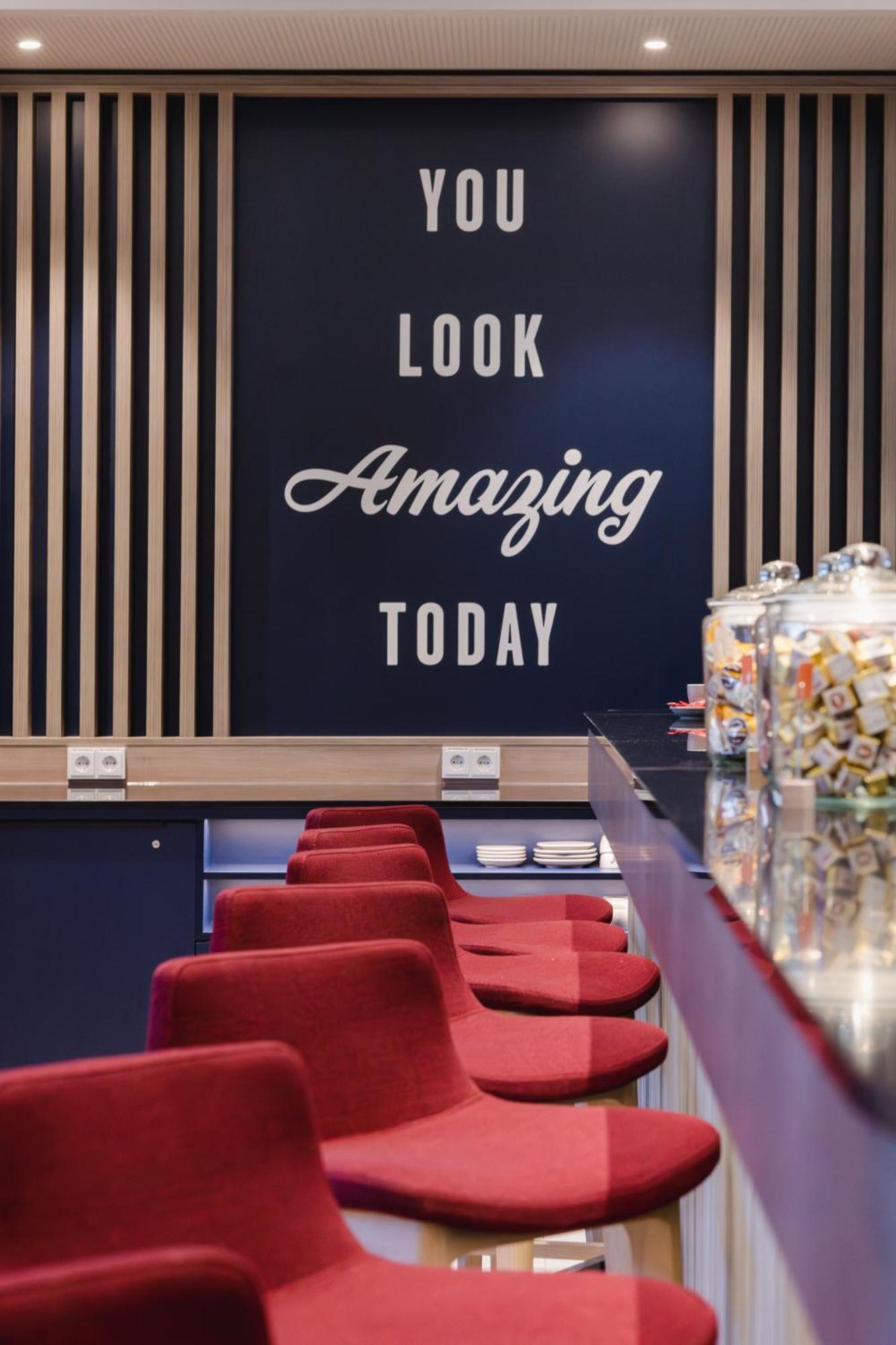 Hotel Hampton By Hilton West