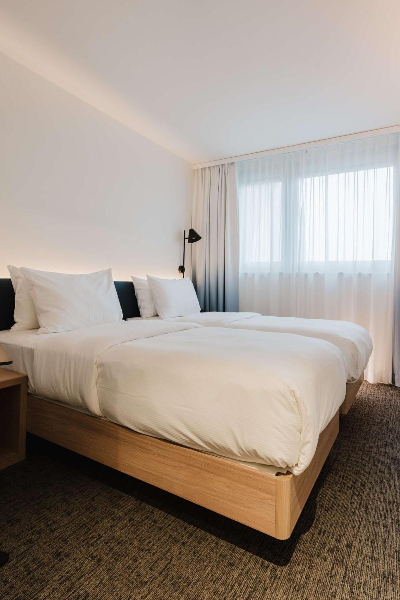 Hotel Hampton By Hilton West 3*