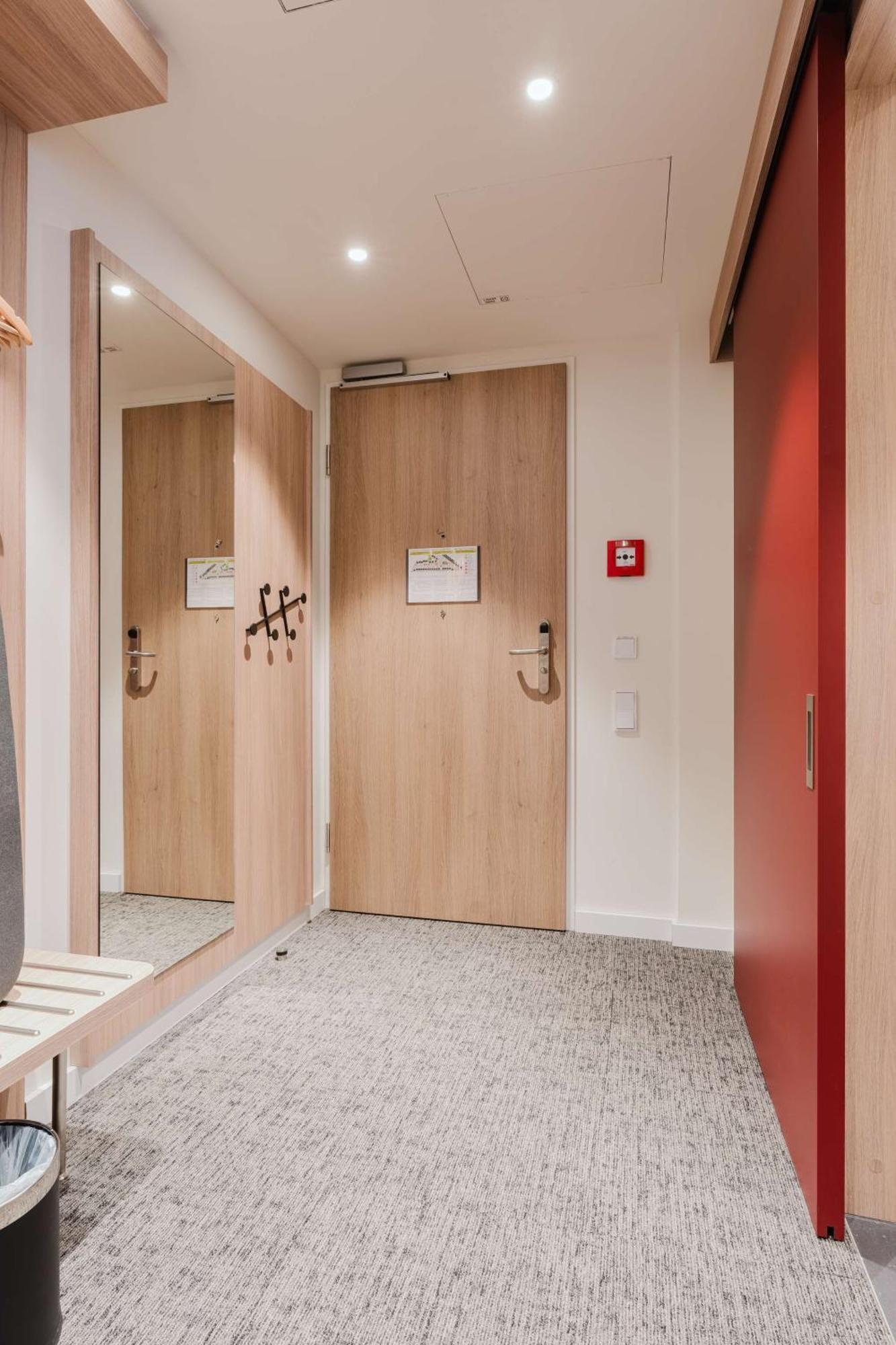 Hotel Hampton By Hilton West 3*