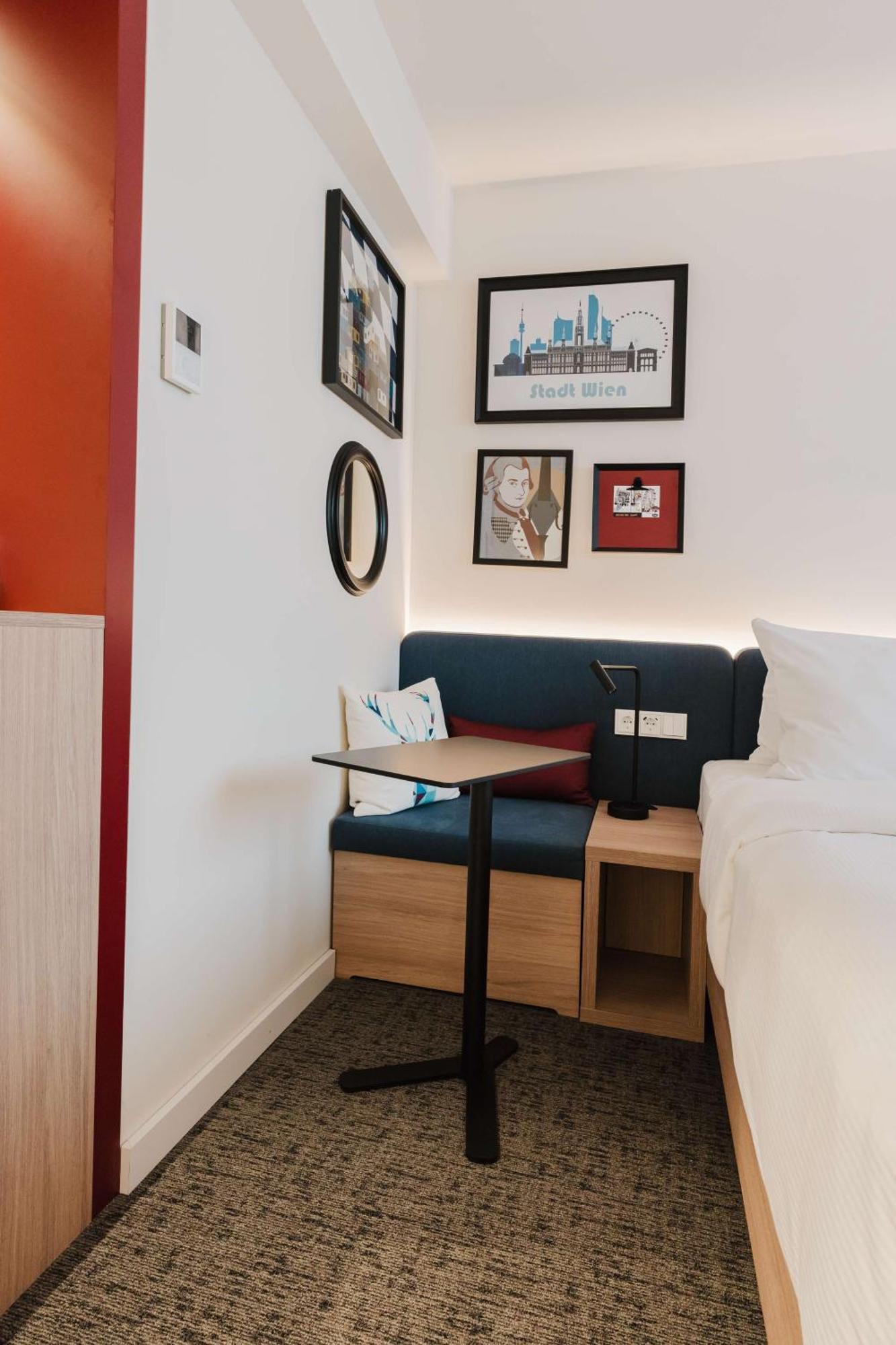 Hotel Hampton By Hilton West