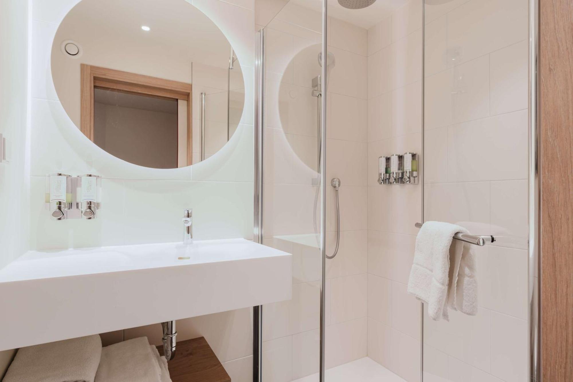 Hotel Hampton By Hilton West 3*