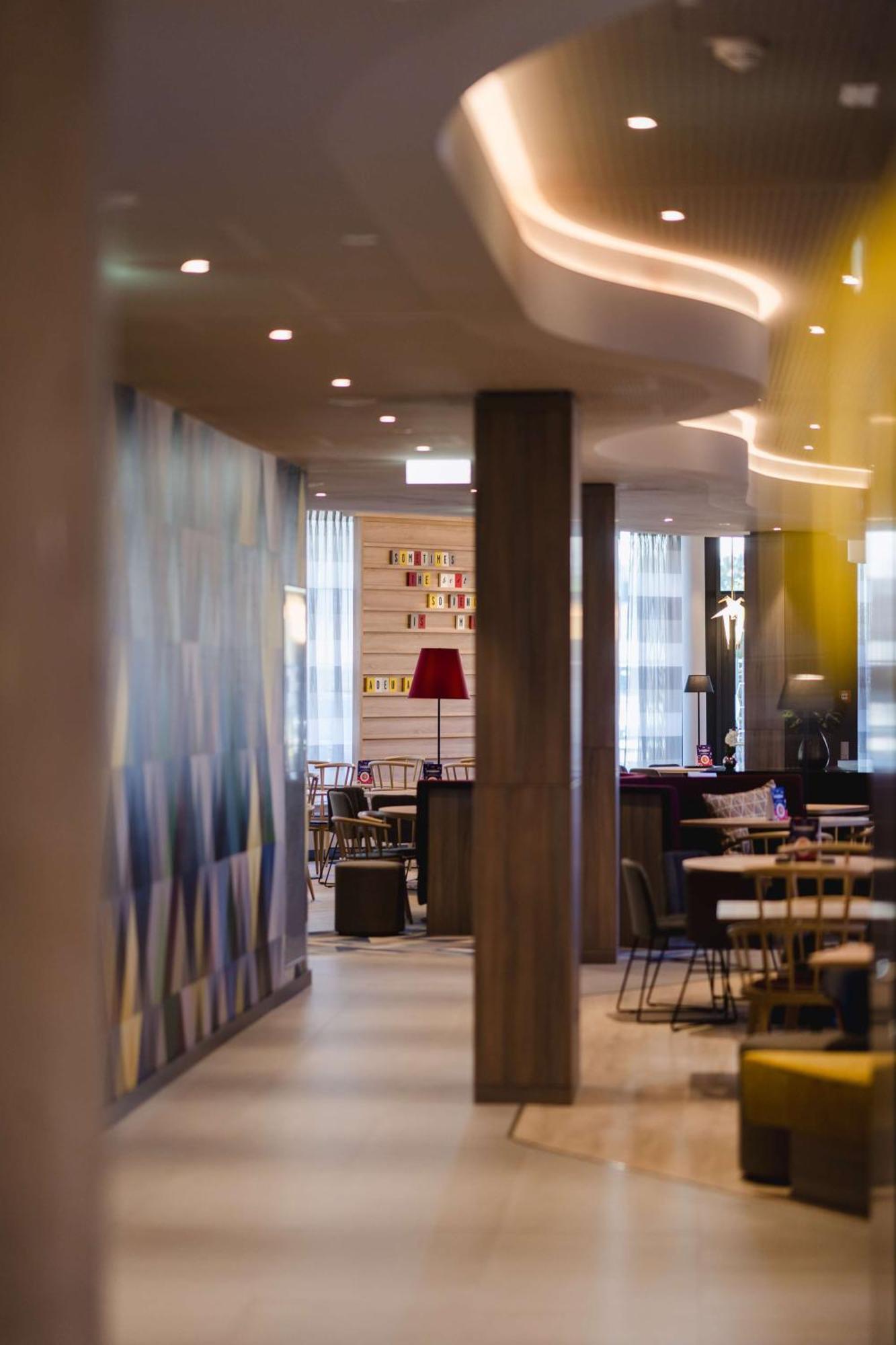 Hotel Hampton By Hilton West