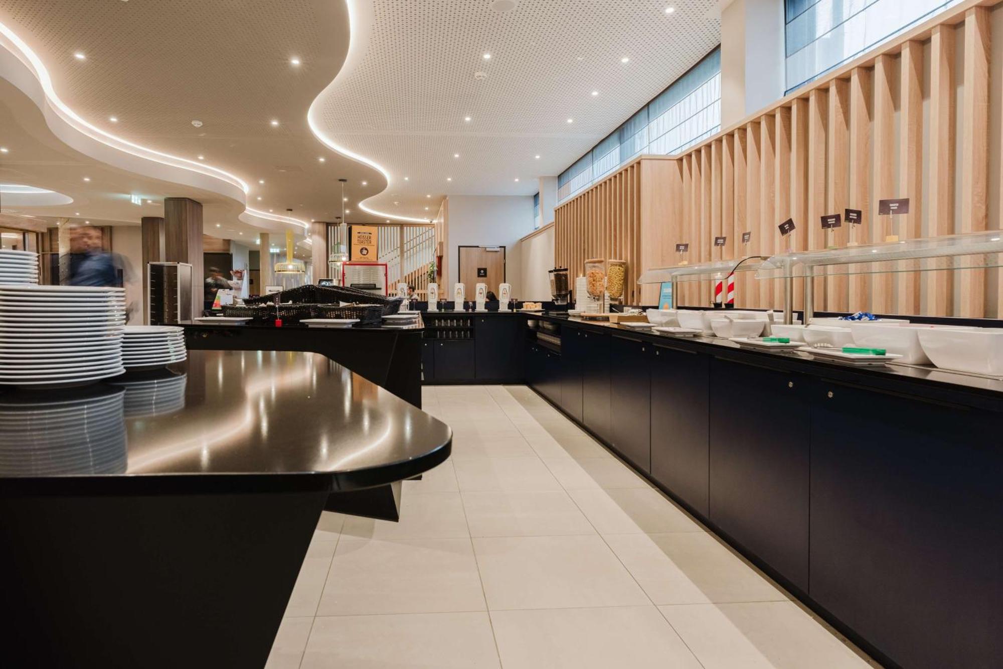 Hampton By Hilton West Hotel