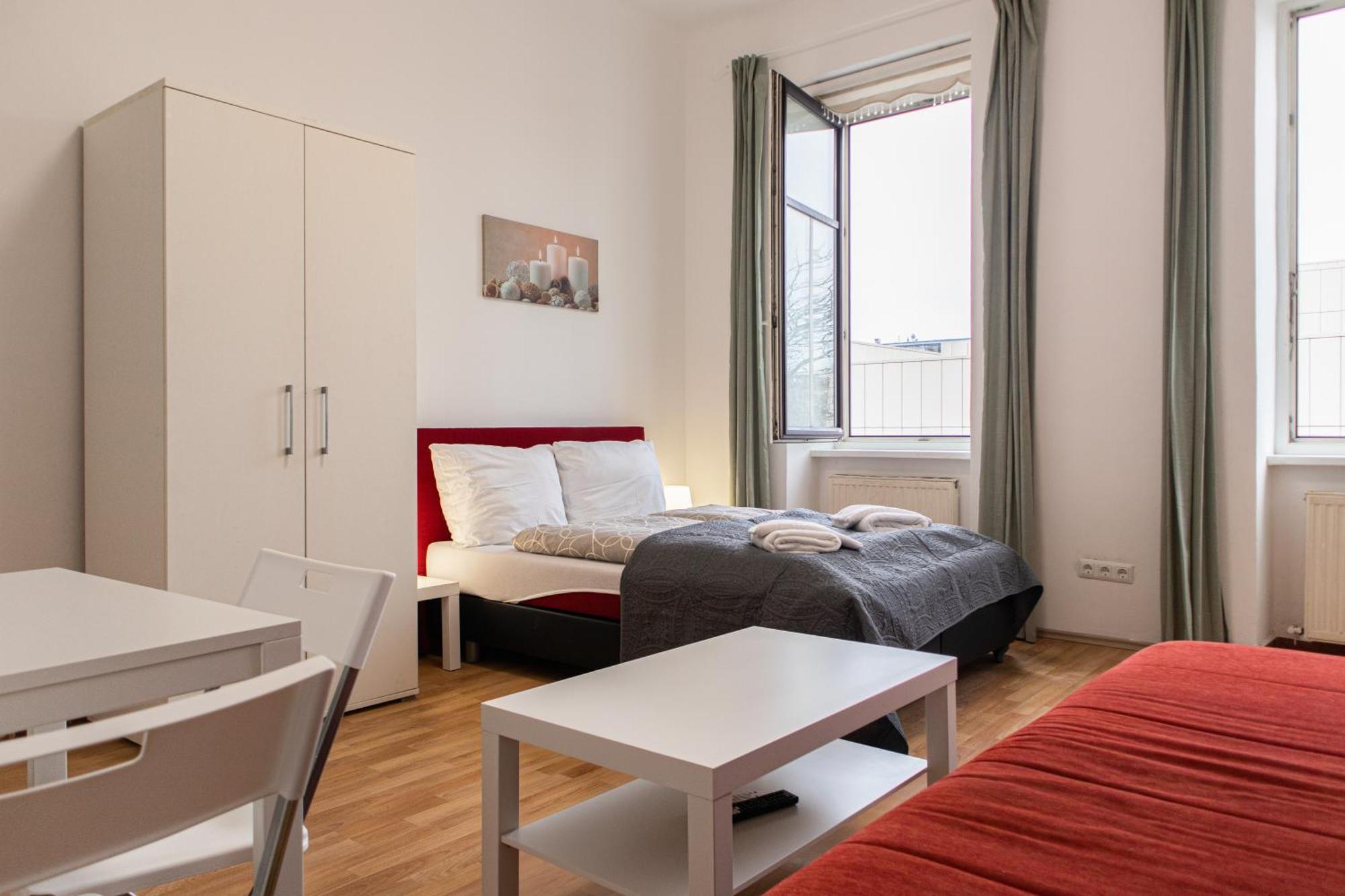 Homelike 2br Apt. @millenium Tower/danube River Apartment