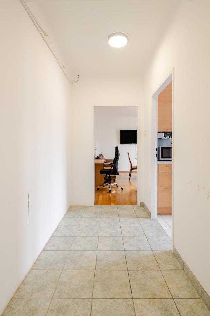 Close To Centre And Next To Hbf And Easy From Airport Apartment *