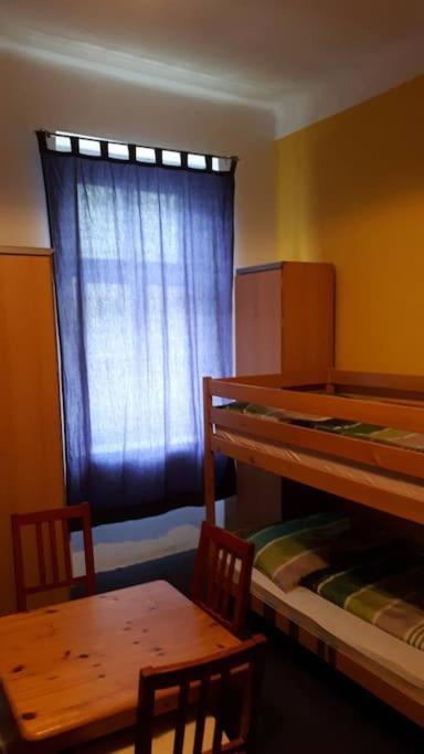 Simple 10 Minutes To Downtown Apartment