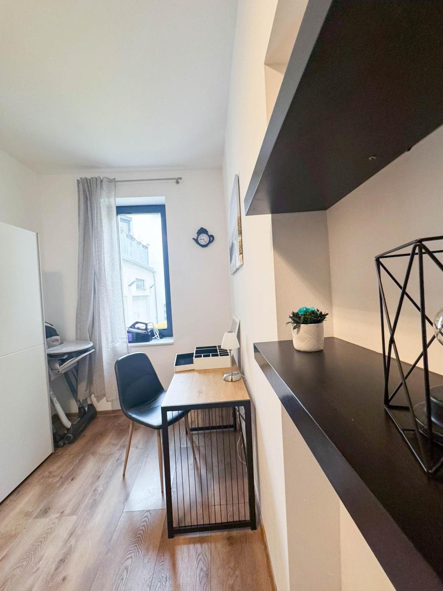 Cozy In Location With Free Parking *