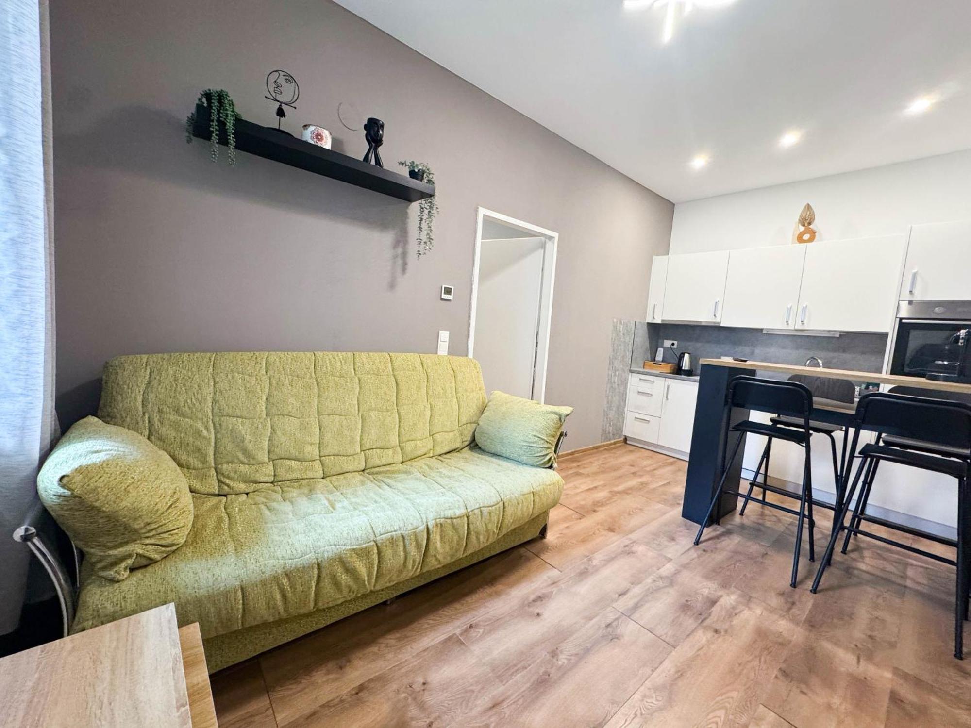 Cozy In Location With Free Parking Appartamento *