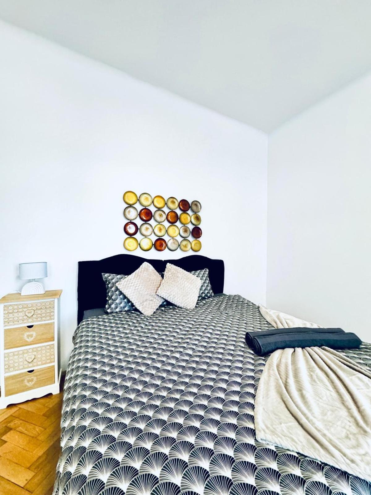 Apartment Affordable 1br & 1lr Apt, 7 Min To Westbahnhof