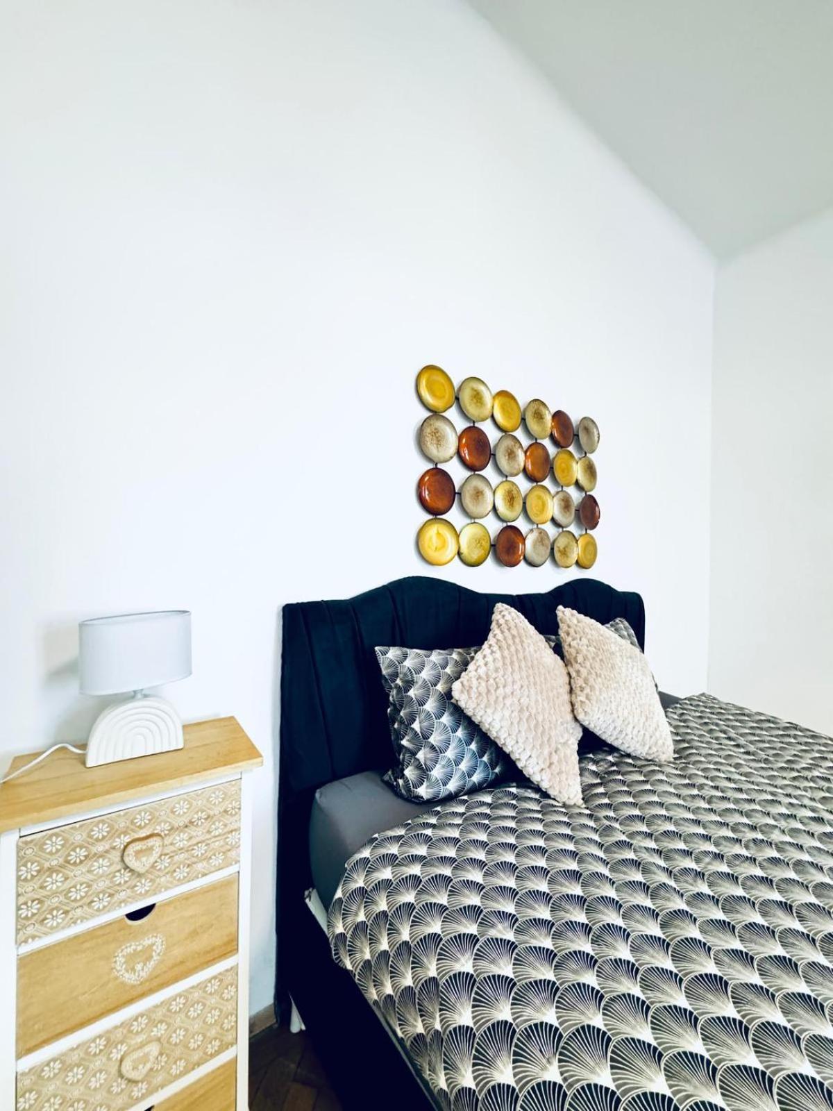 Affordable 1br & 1lr Apt, 7 Min To Westbahnhof Apartment Vienna