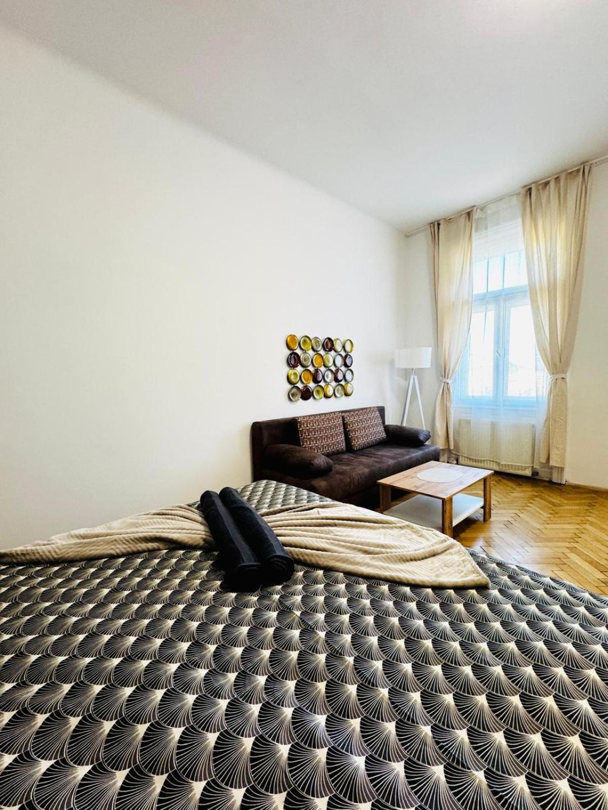 Apartment Affordable 1br & 1lr Apt, 7 Min To Westbahnhof *