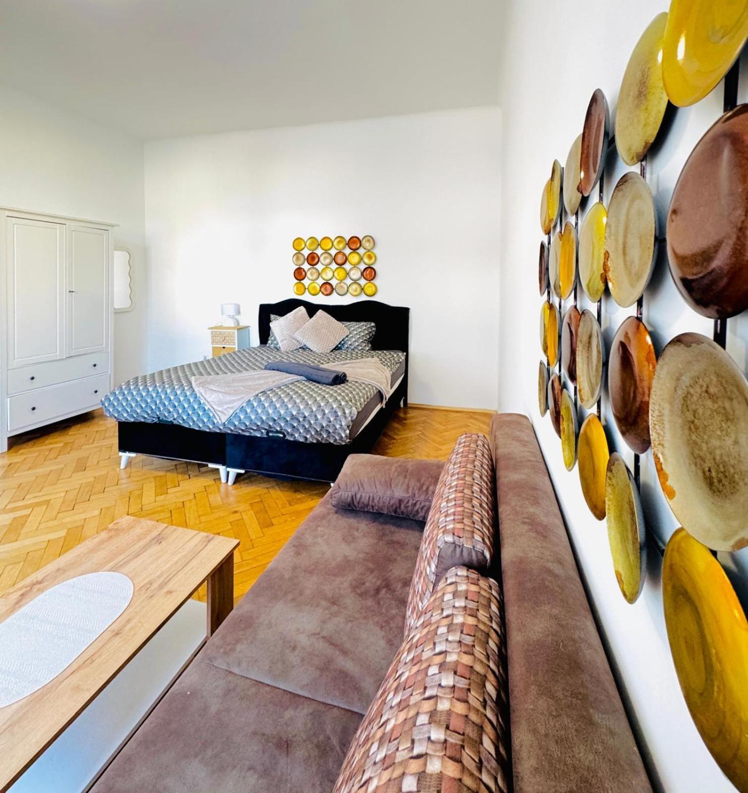 Affordable 1br & 1lr Apt, 7 Min To Westbahnhof Apartment