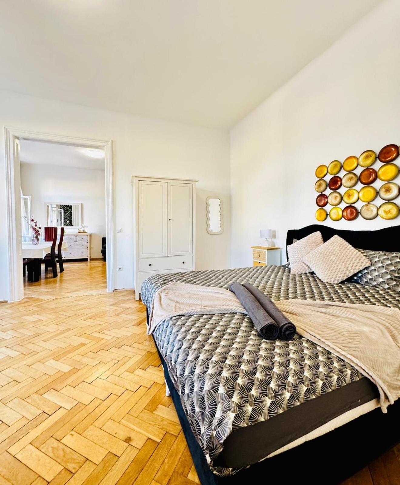 Apartment Affordable 1br & 1lr Apt, 7 Min To Westbahnhof