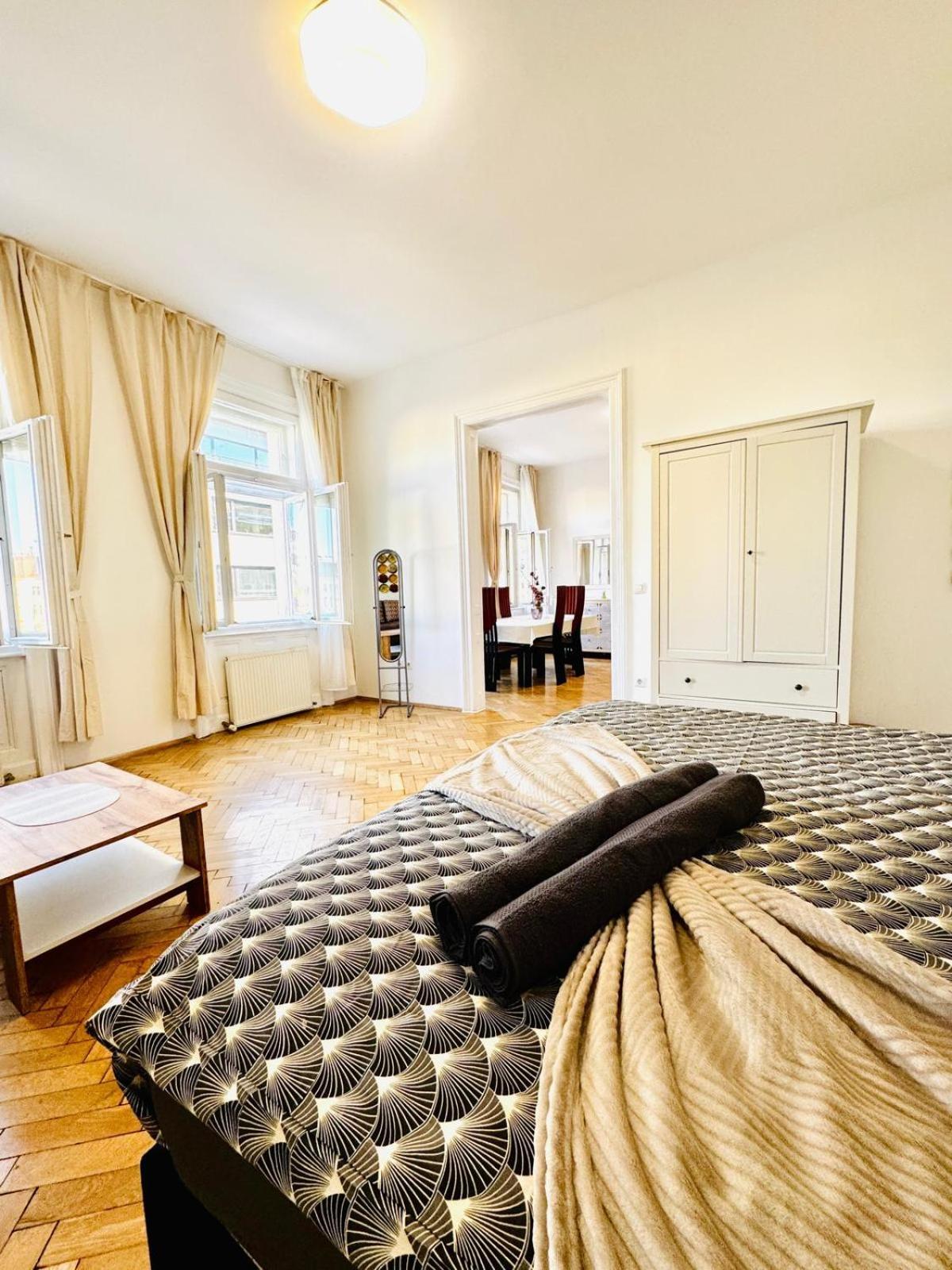 Apartment Affordable 1br & 1lr Apt, 7 Min To Westbahnhof