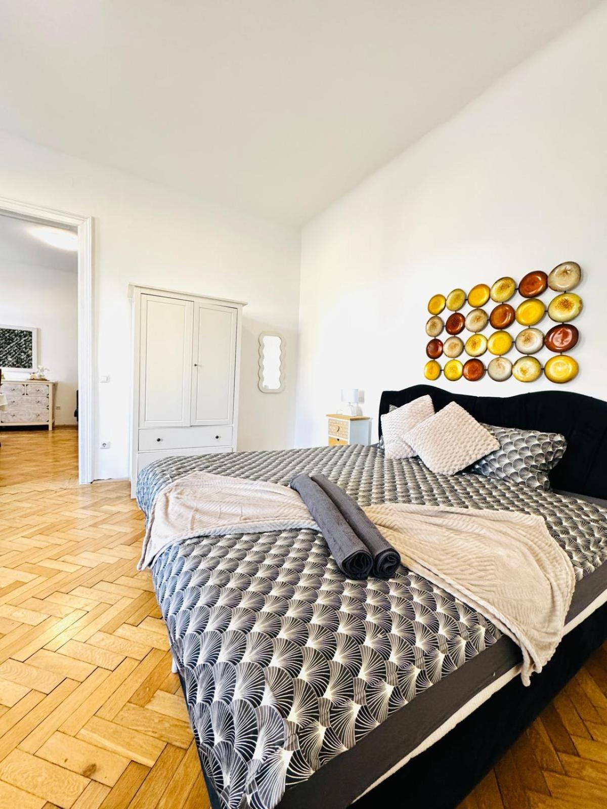 Apartment Affordable 1br & 1lr Apt, 7 Min To Westbahnhof *