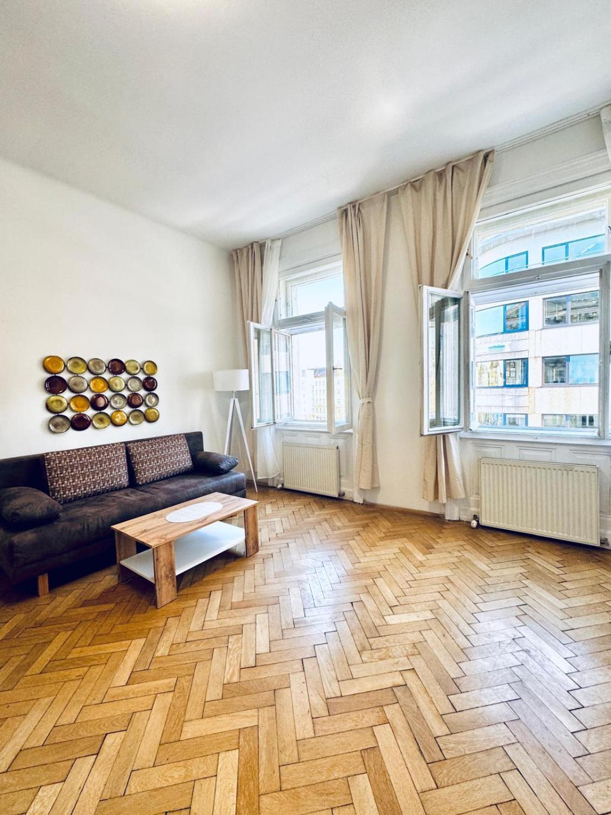 Affordable 1br & 1lr Apt, 7 Min To Westbahnhof Apartment Vienna