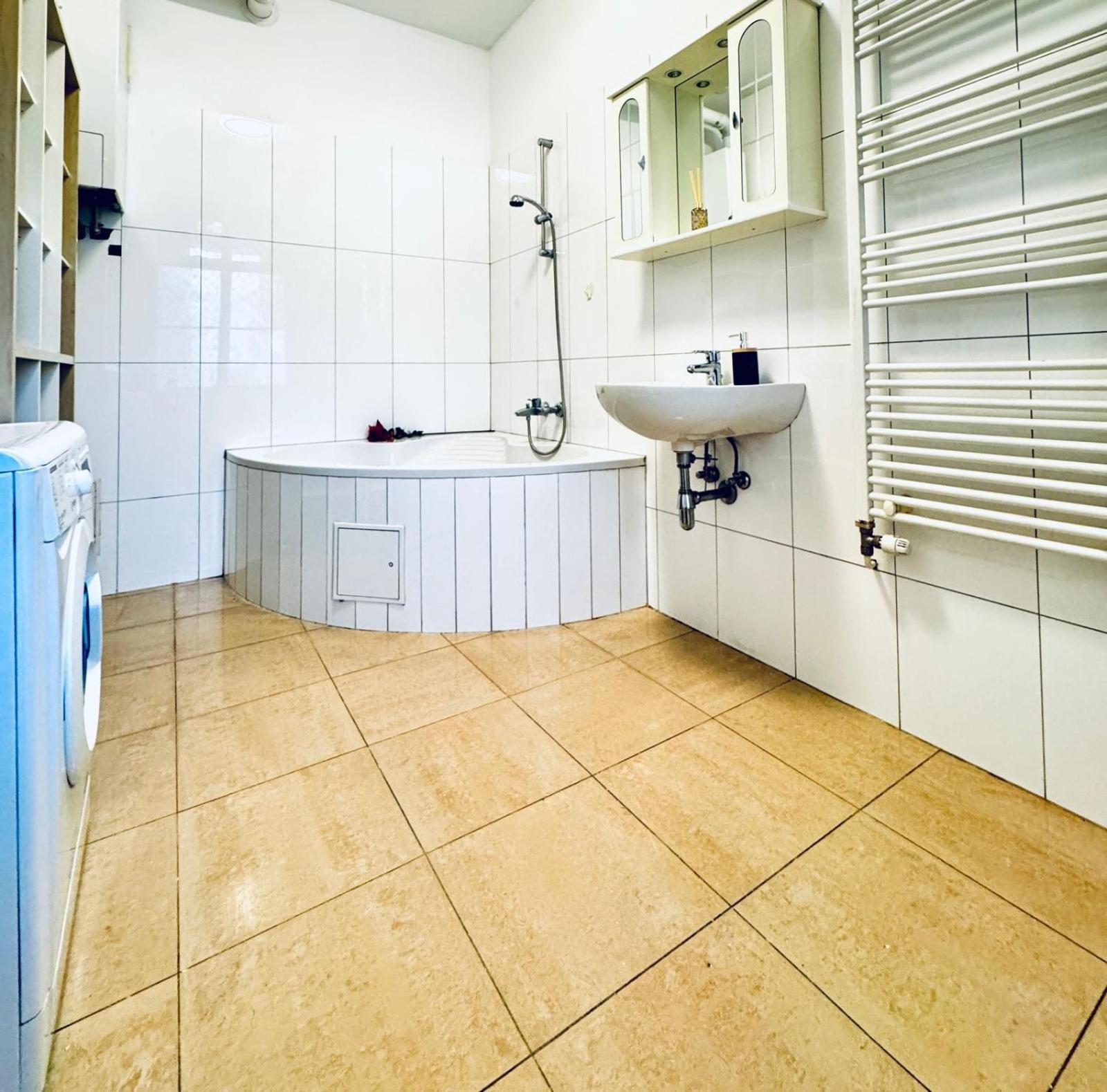 Apartment Affordable 1br & 1lr Apt, 7 Min To Westbahnhof
