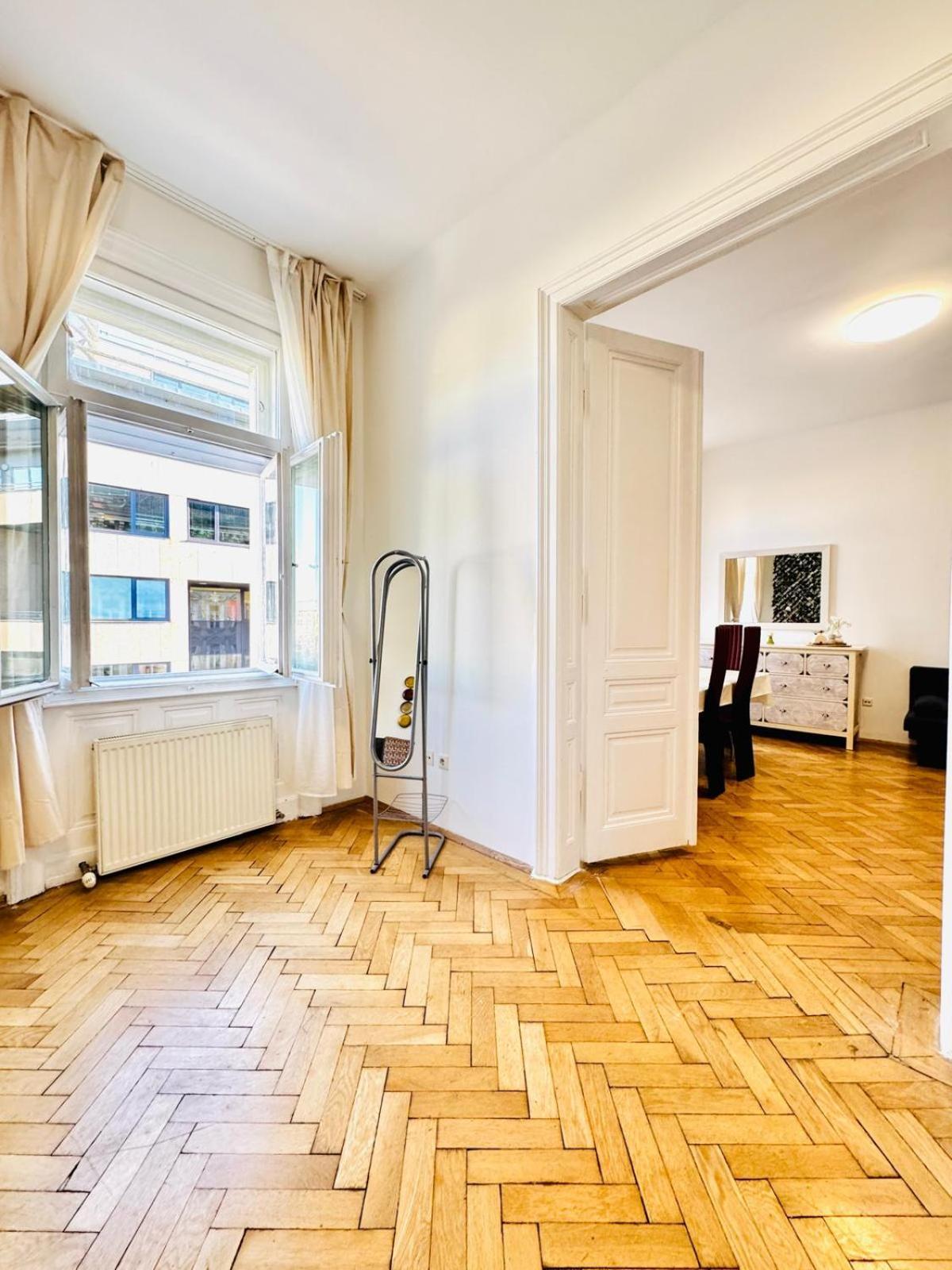 Apartment Affordable 1br & 1lr Apt, 7 Min To Westbahnhof *