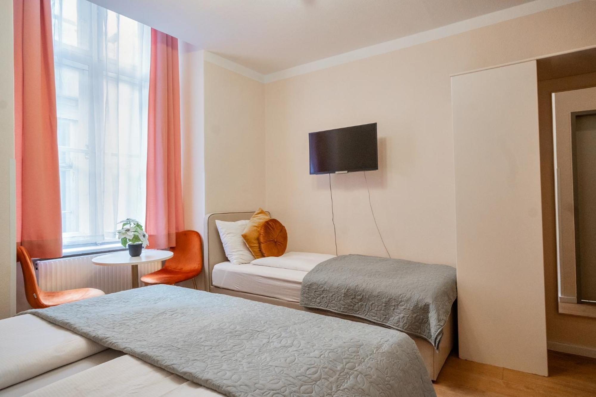Apartment At Votiv Church I 5 Minutes To Inner I Wifi I 3 Minutes To Metro Schottentor Vienna