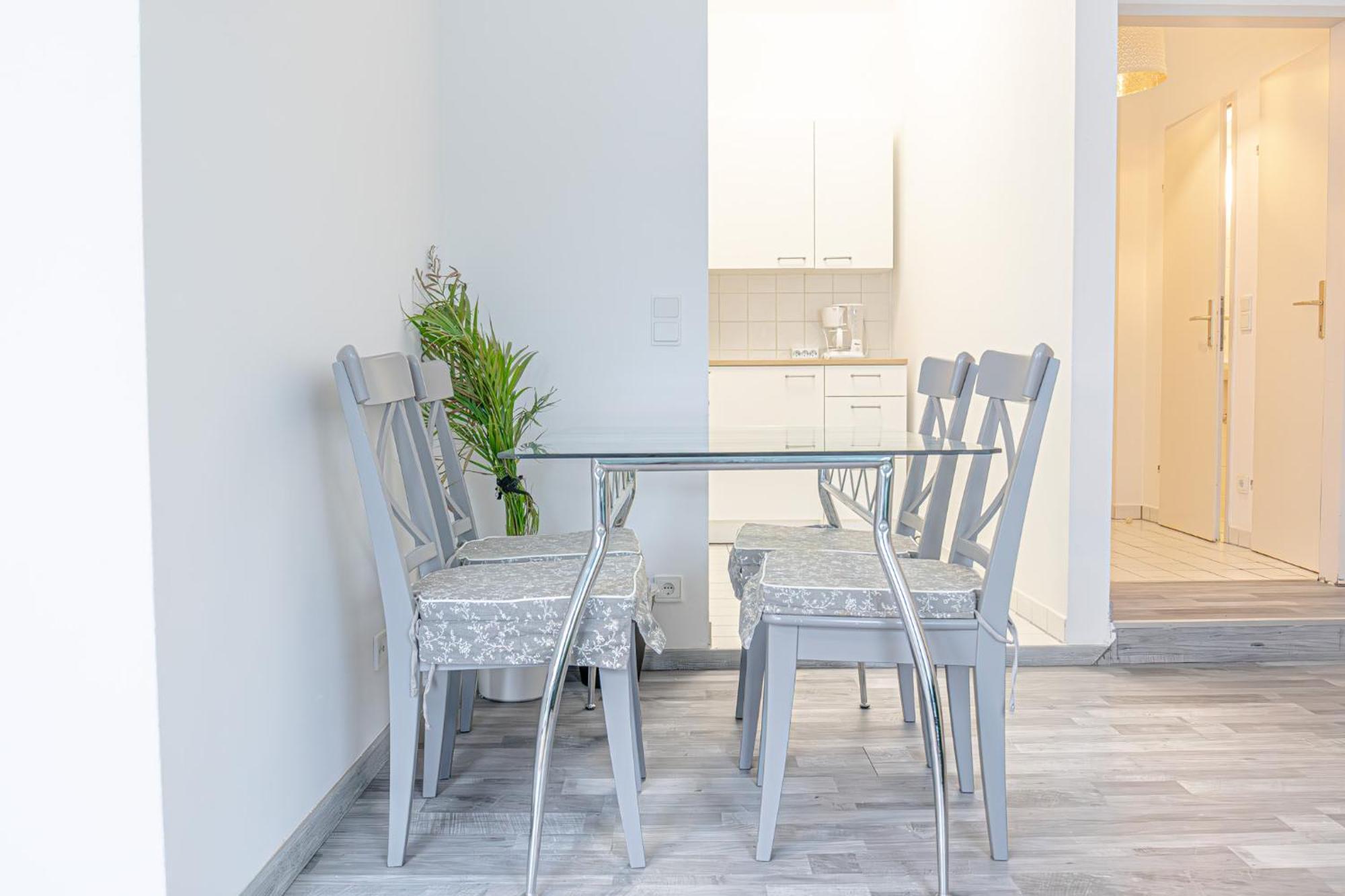 Lovely 2 Bedroom 1 Lr In Heart Of *
