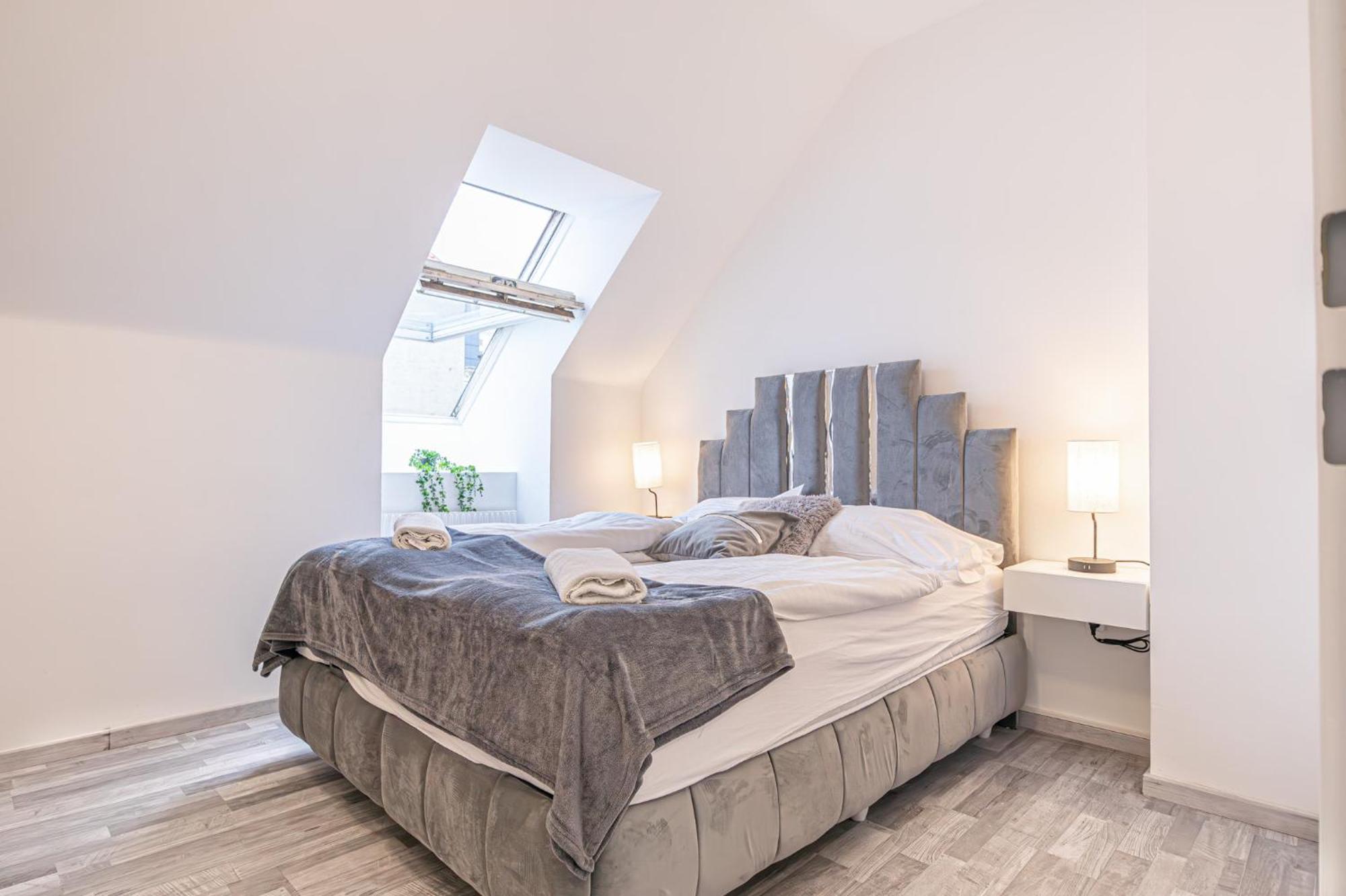 Apartment Lovely 2 Bedroom 1 Lr In Heart Of *