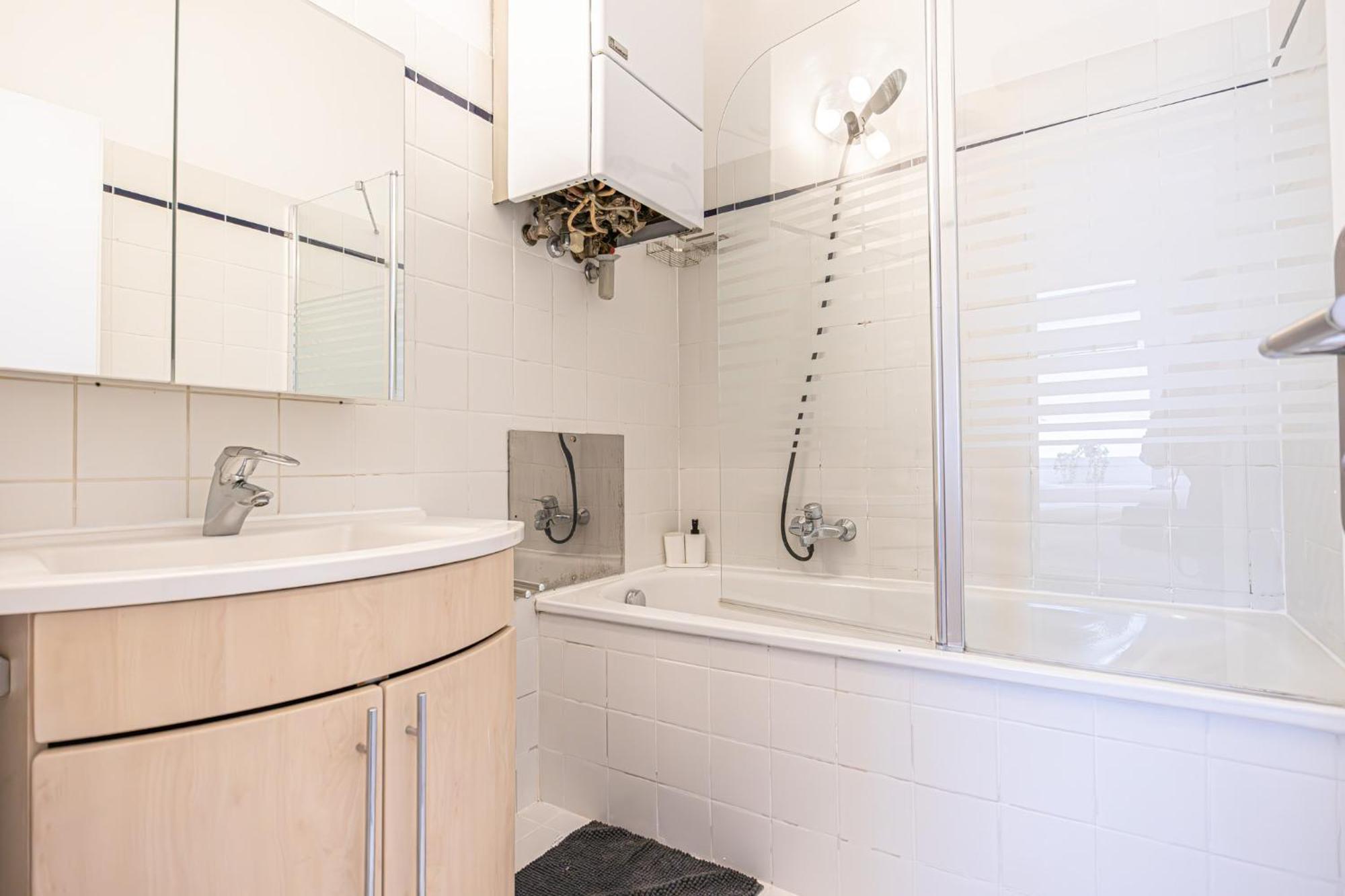 Lovely 2 Bedroom 1 Lr In Heart Of Apartment *