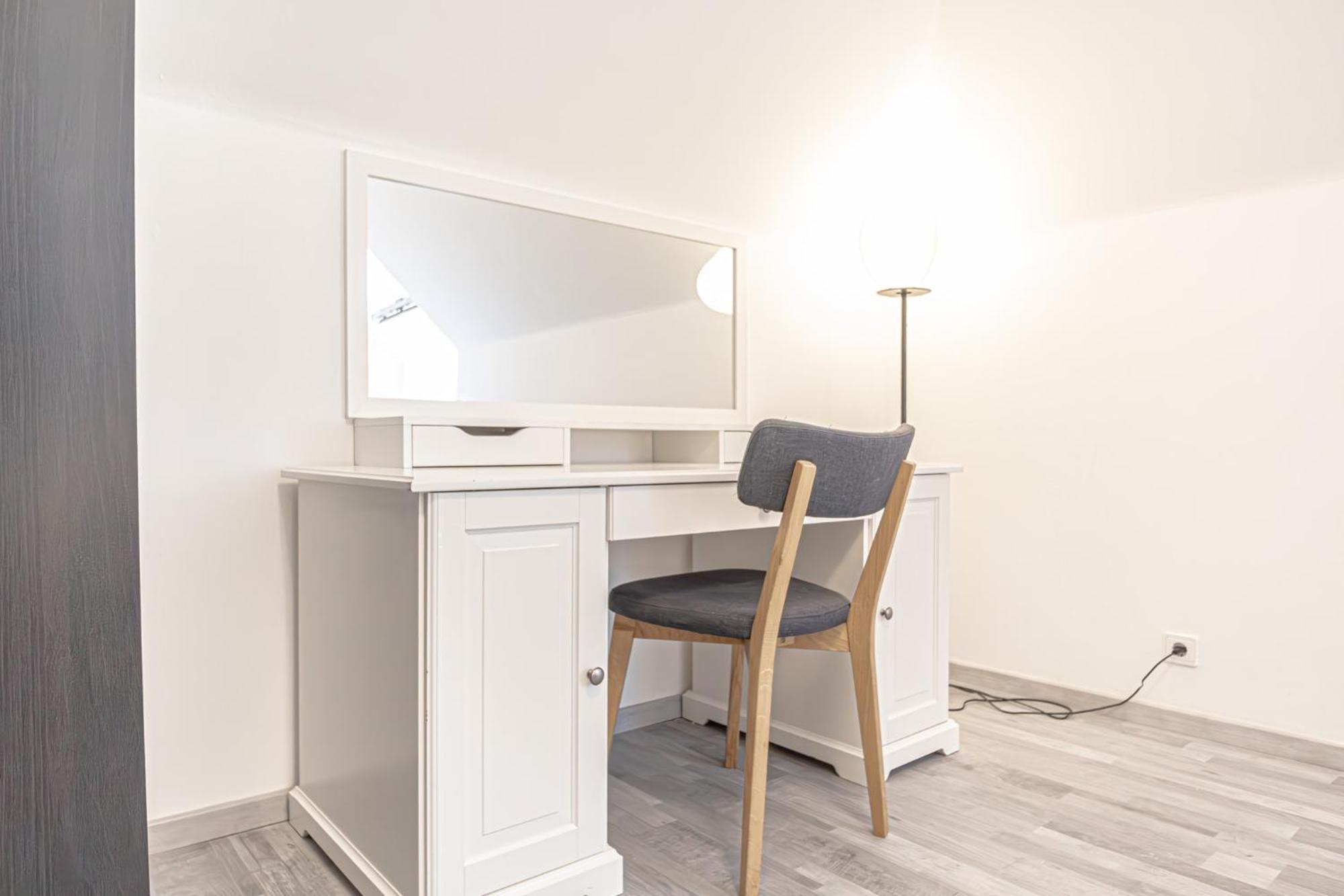 Lovely 2 Bedroom 1 Lr In Heart Of