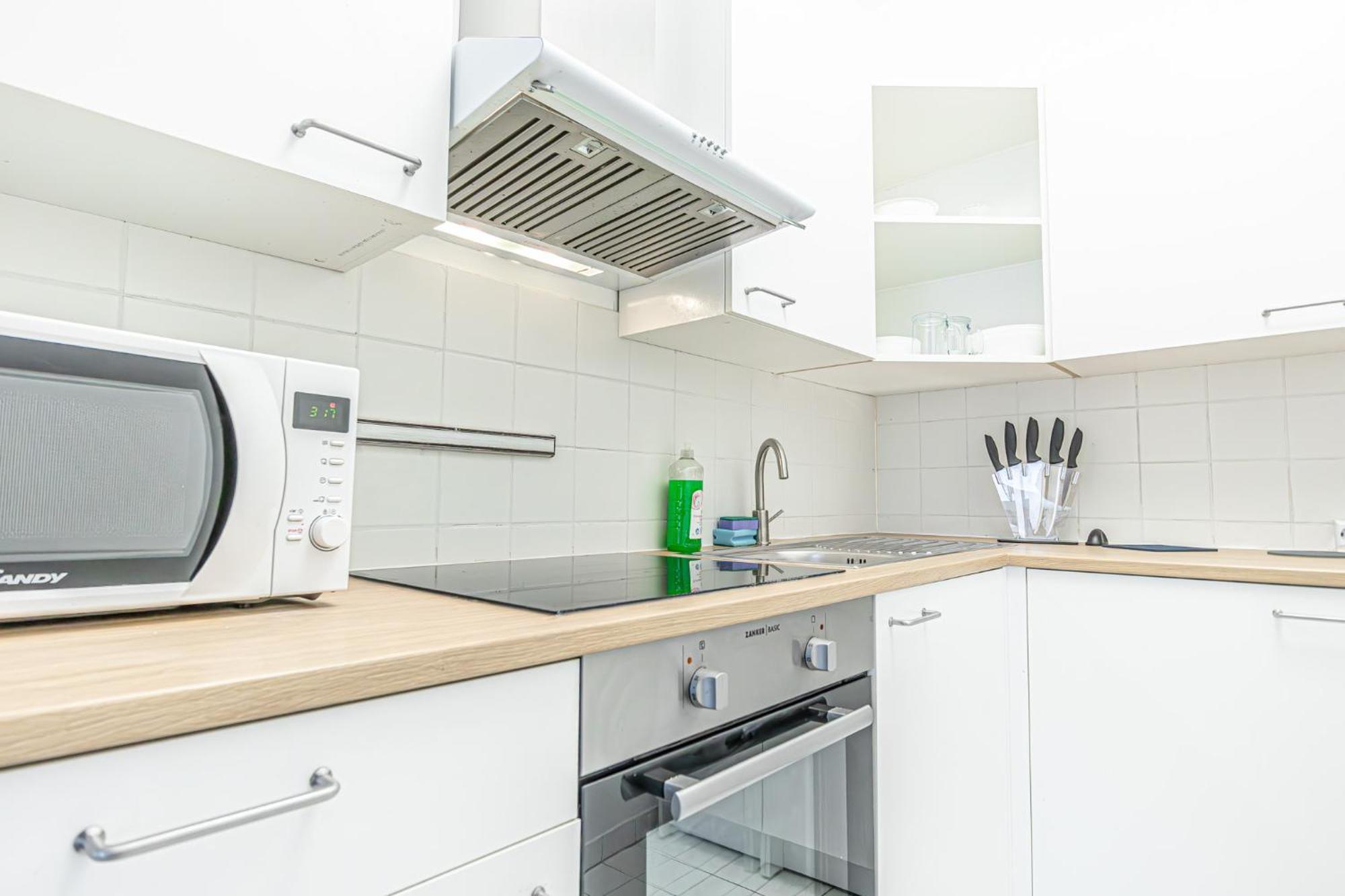 Lovely 2 Bedroom 1 Lr In Heart Of Apartment *