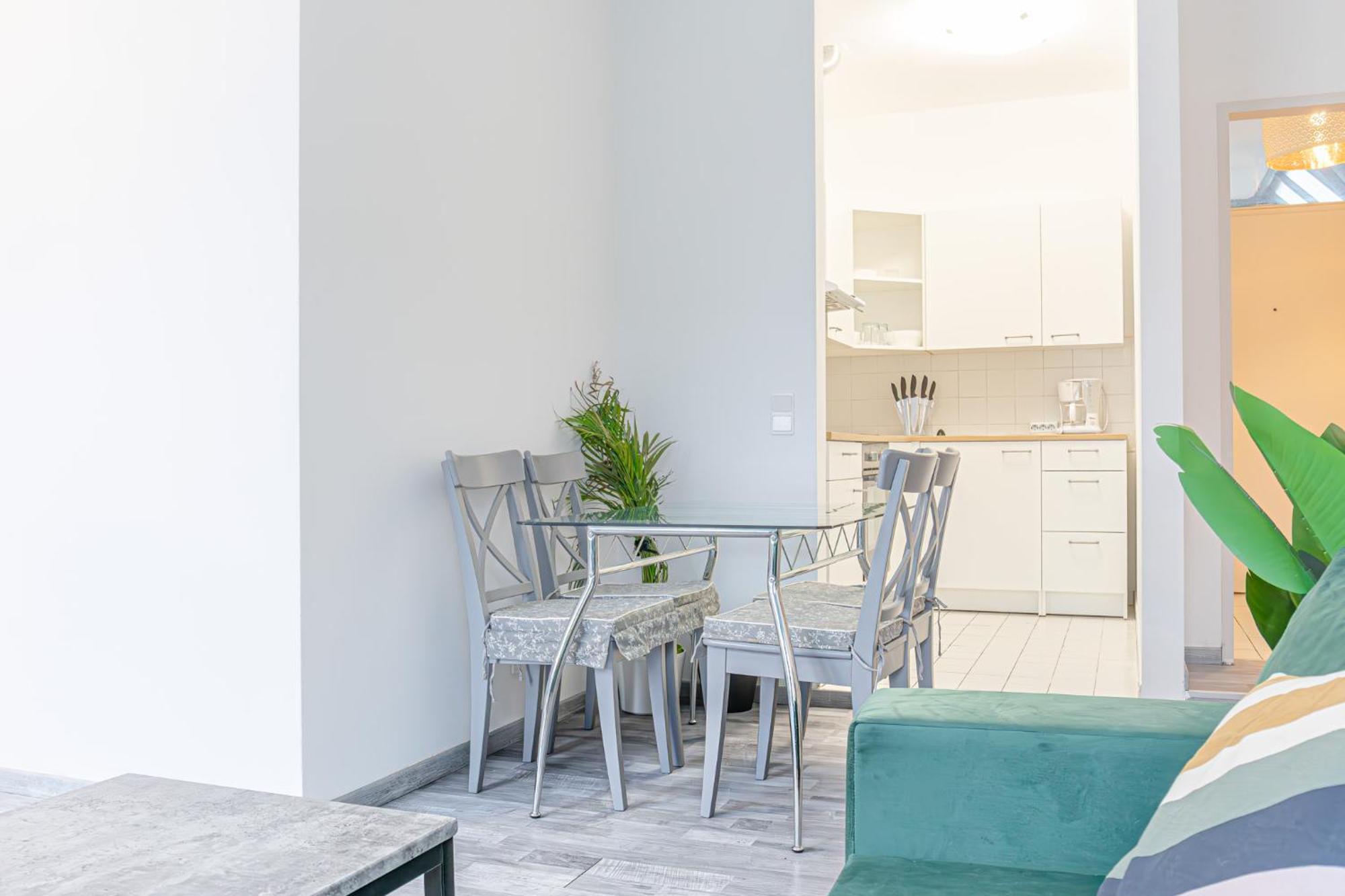 Lovely 2 Bedroom 1 Lr In Heart Of *