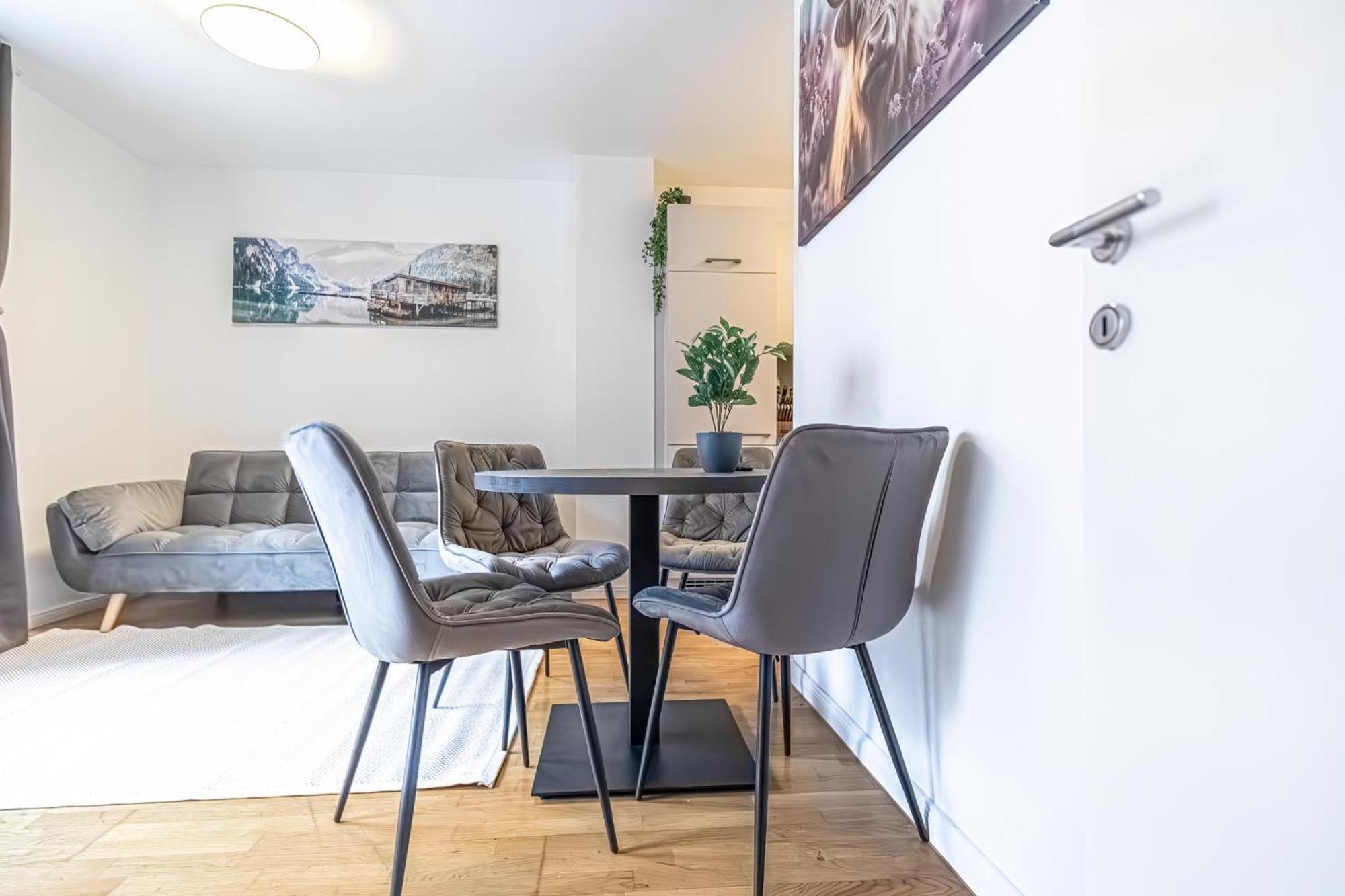 9-min To Center, Comfy 1br And 1lr With Balcony Apartment