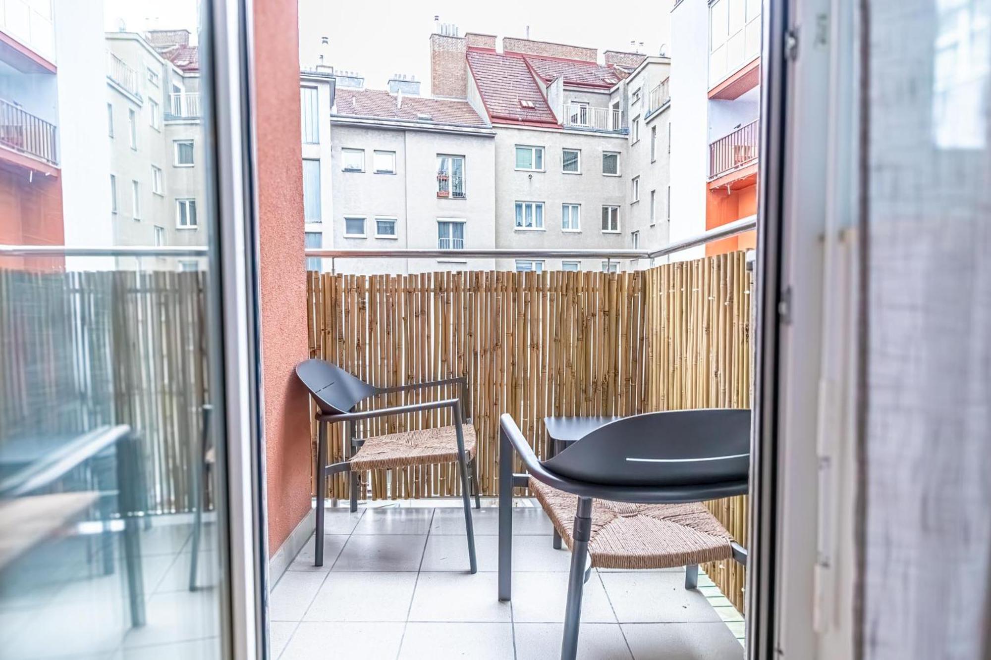 9-min To Center, Comfy 1br And 1lr With Balcony Apartment