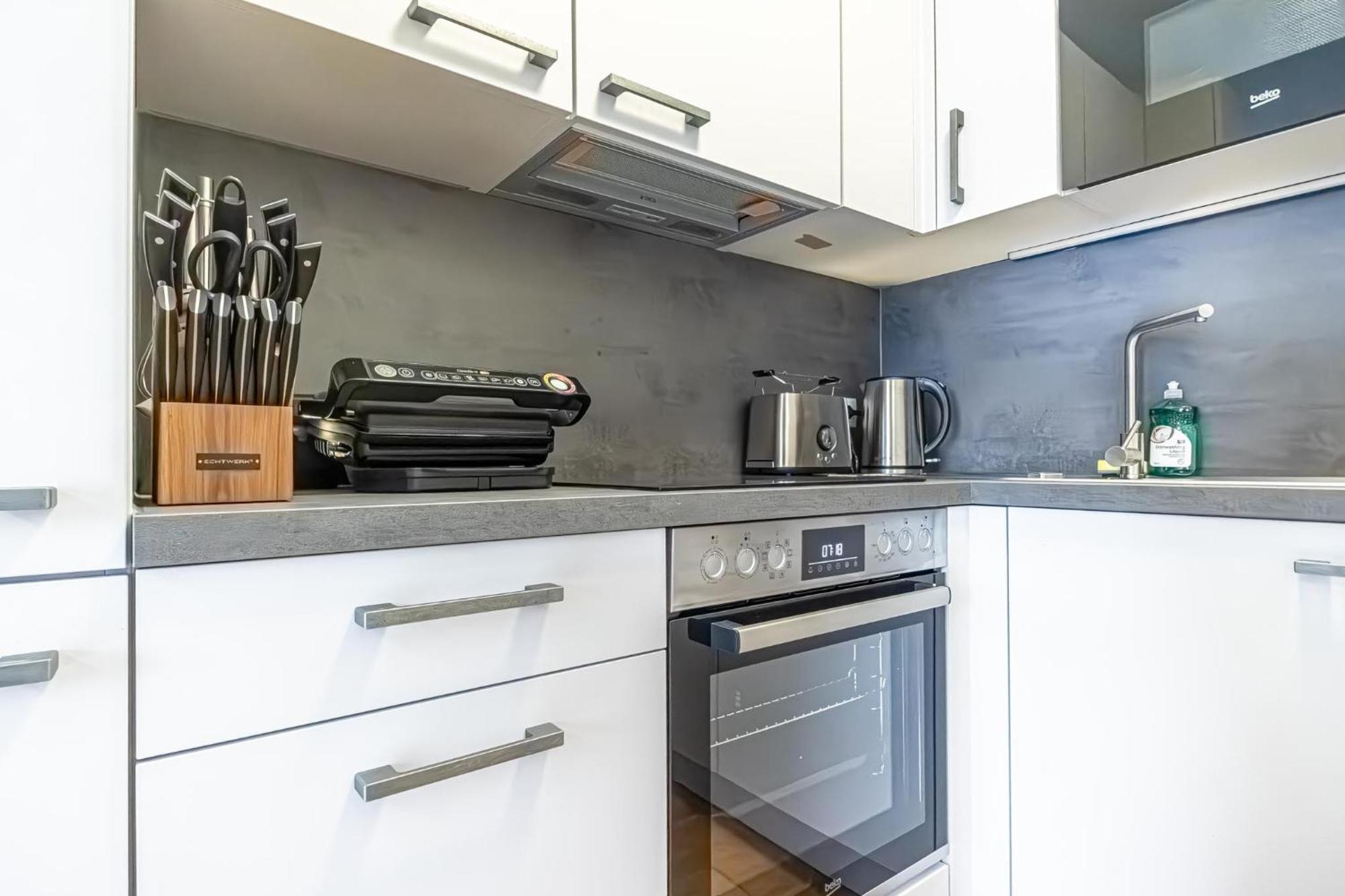 9-min To Center, Comfy 1br And 1lr With Balcony Apartment