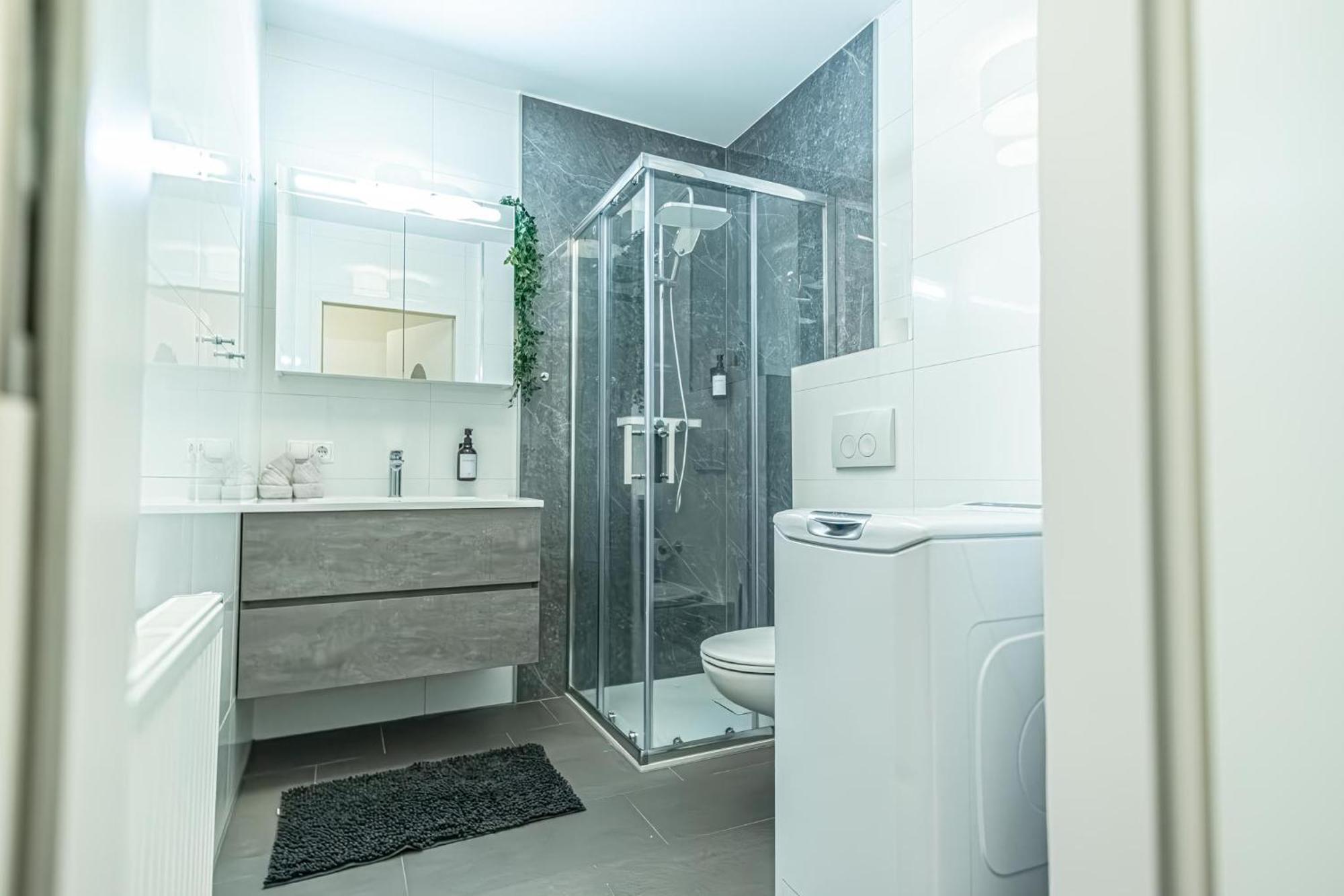 9-min To Center, Comfy 1br And 1lr With Balcony *