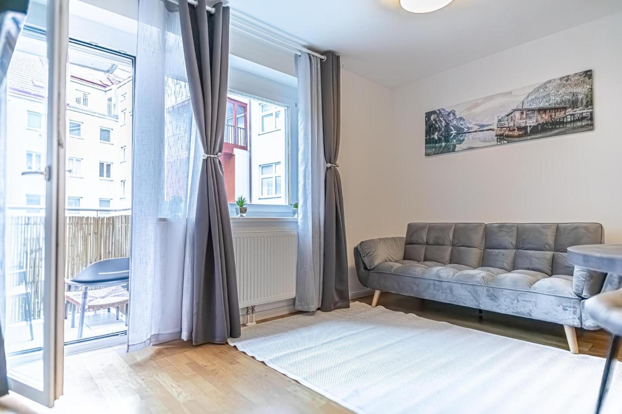 9-min To Center, Comfy 1br And 1lr With Balcony Apartment
