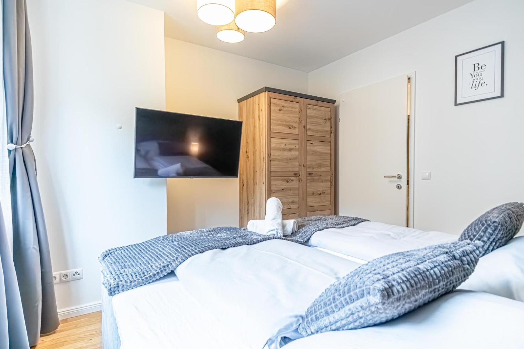 9-min To Center, Comfy 1br And 1lr With Balcony Apartment *