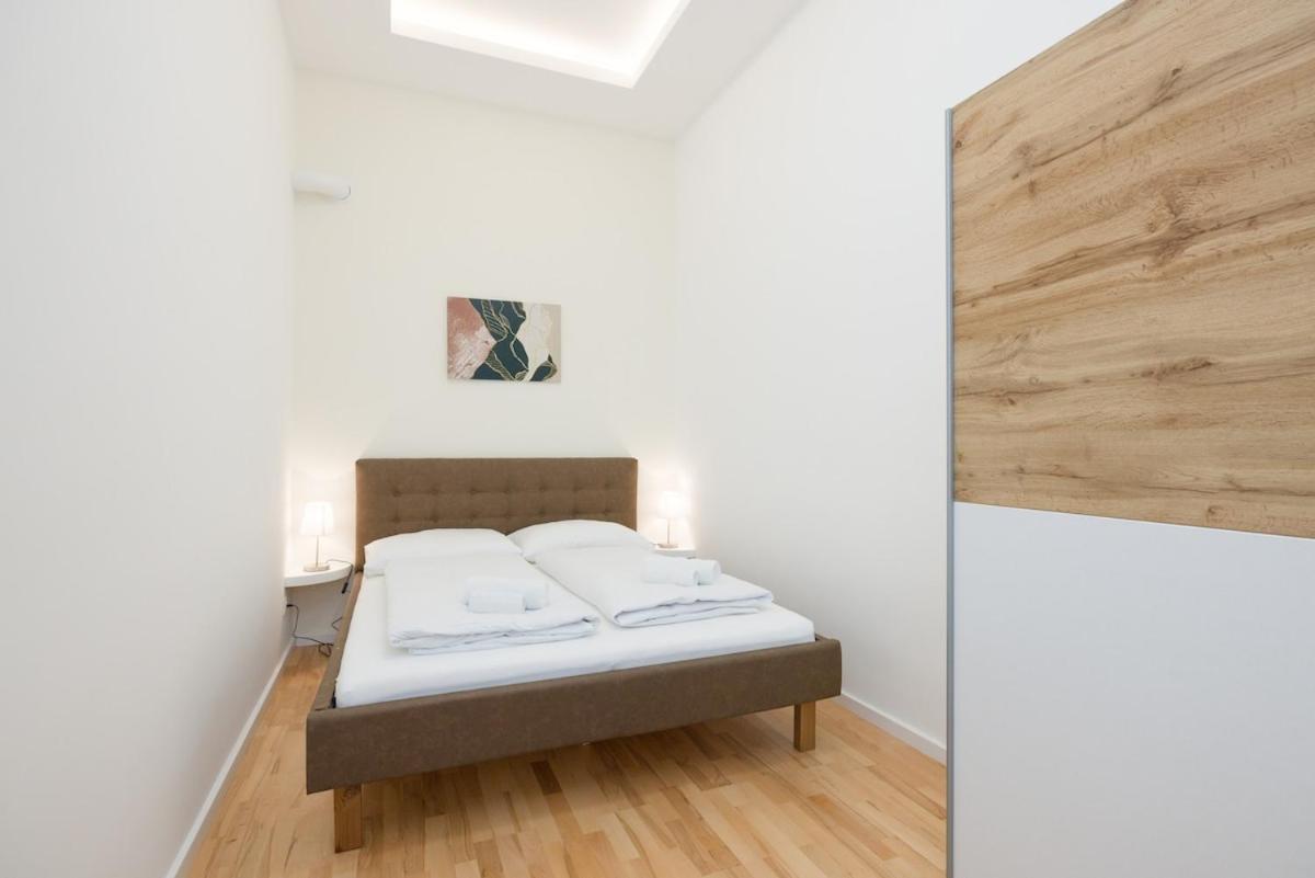Close To Schoenbrunn I Bright Flat, Fast Wifi Apartment Vienna