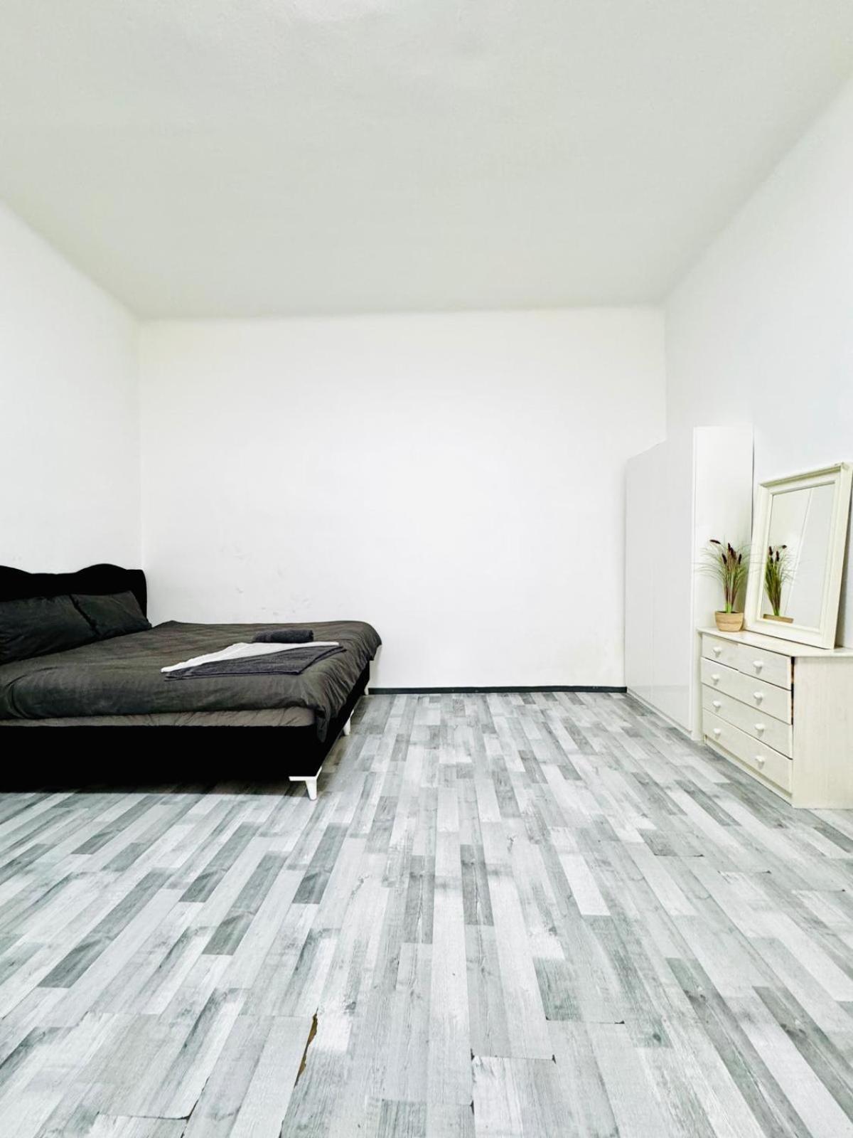 Apartment Stylish Apt, 15 Minutes To Rathausplatz