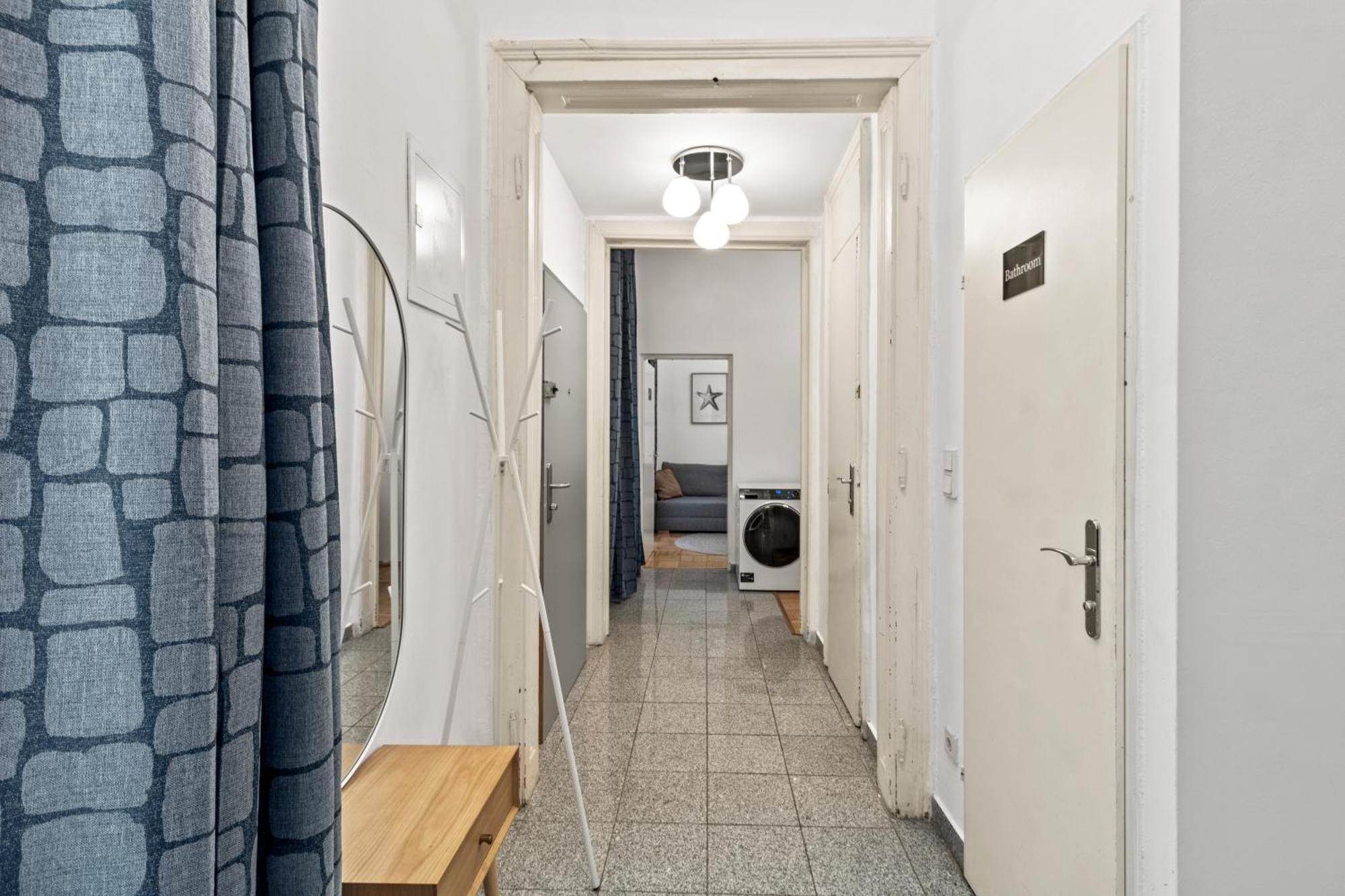Central, 5 Min Walk To U4 Friedensbruecke Apartamento *